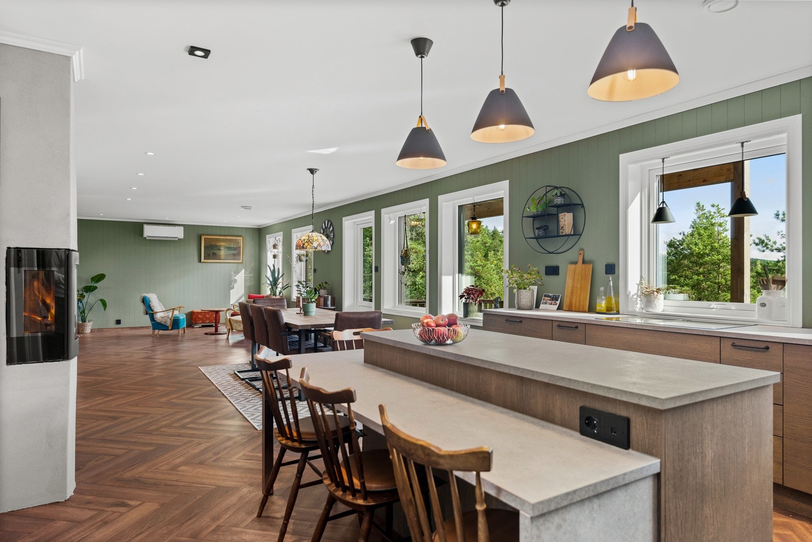 Mellom stue og kjøkken er det utgang til terrasse Galleribilde