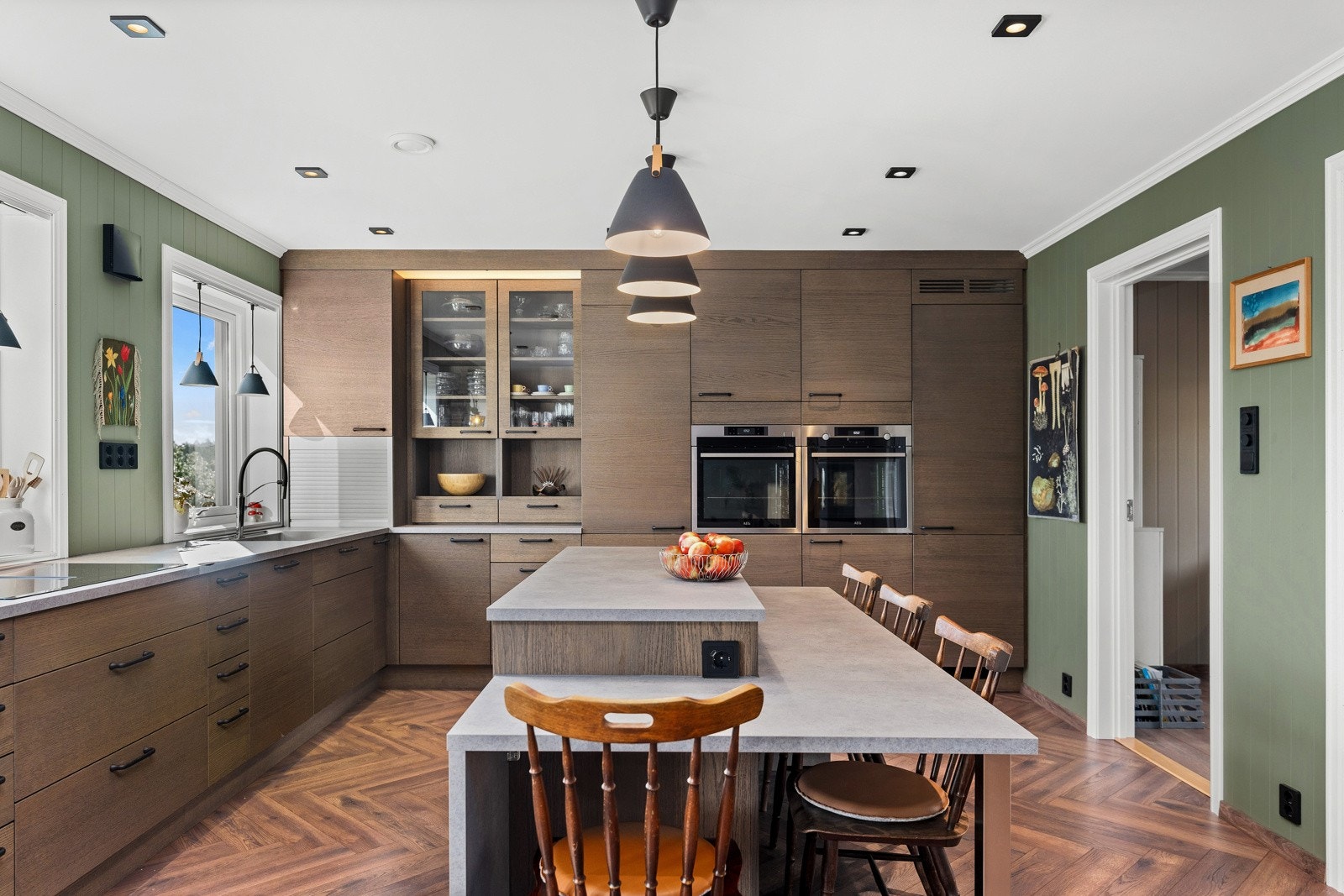 I øya er det integrert stikk-kontakt, usb-lader og data Galleribilde