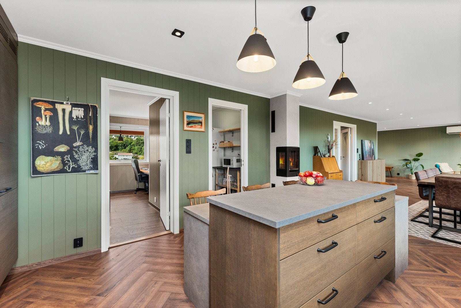 Dør til venstre er inn til soverom/kontor og dør til høyre er inn til matboden Galleribilde