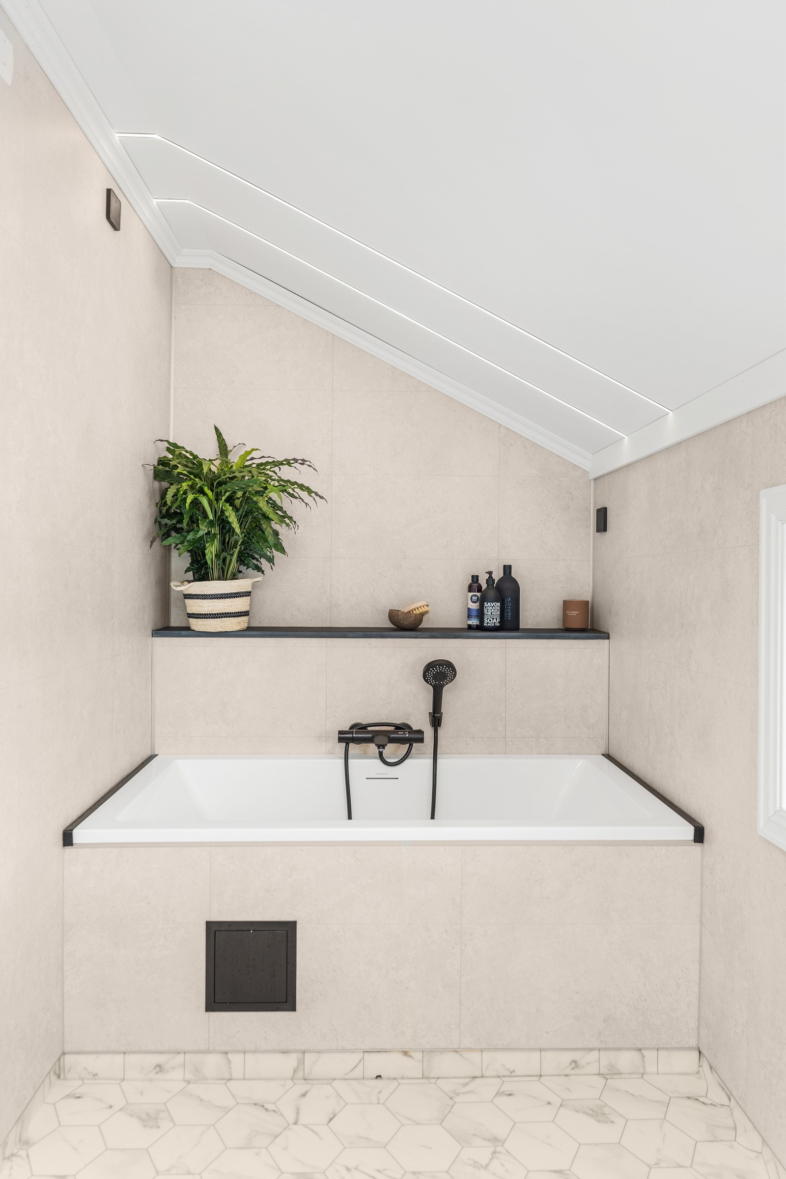 Over badekaret er det innfelte ledstriper Galleribilde