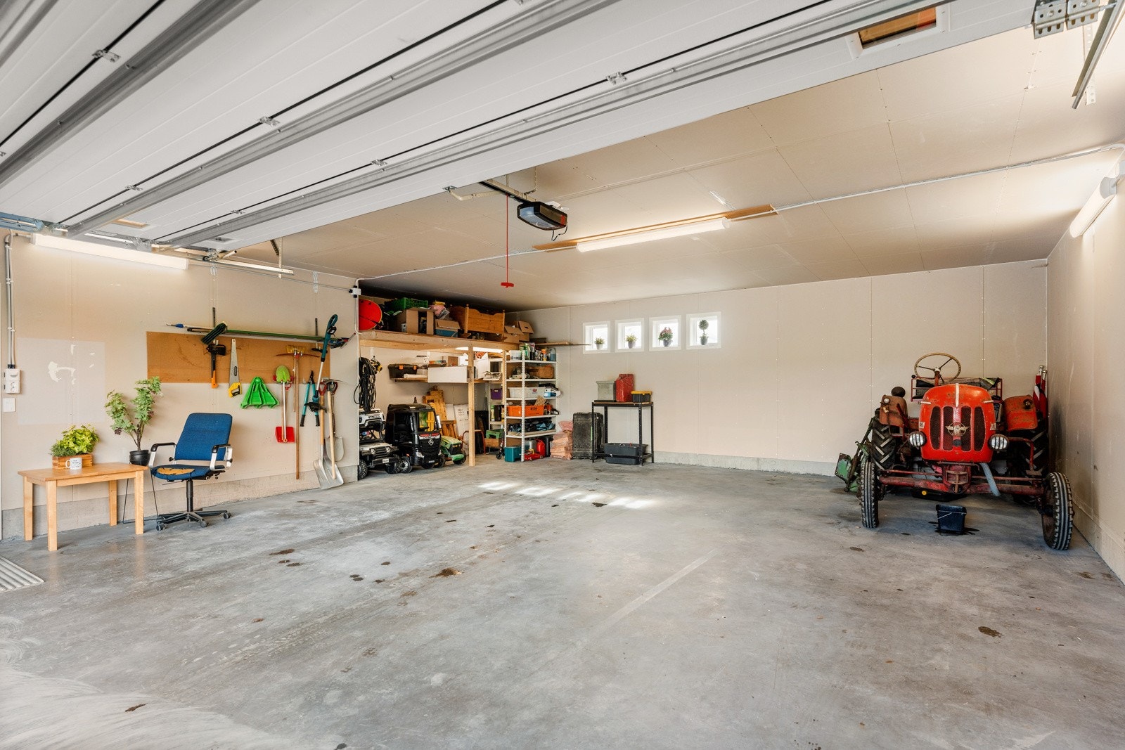 Da er vi inne i garasjen. Her er det god plass til flere biler samtidig Galleribilde