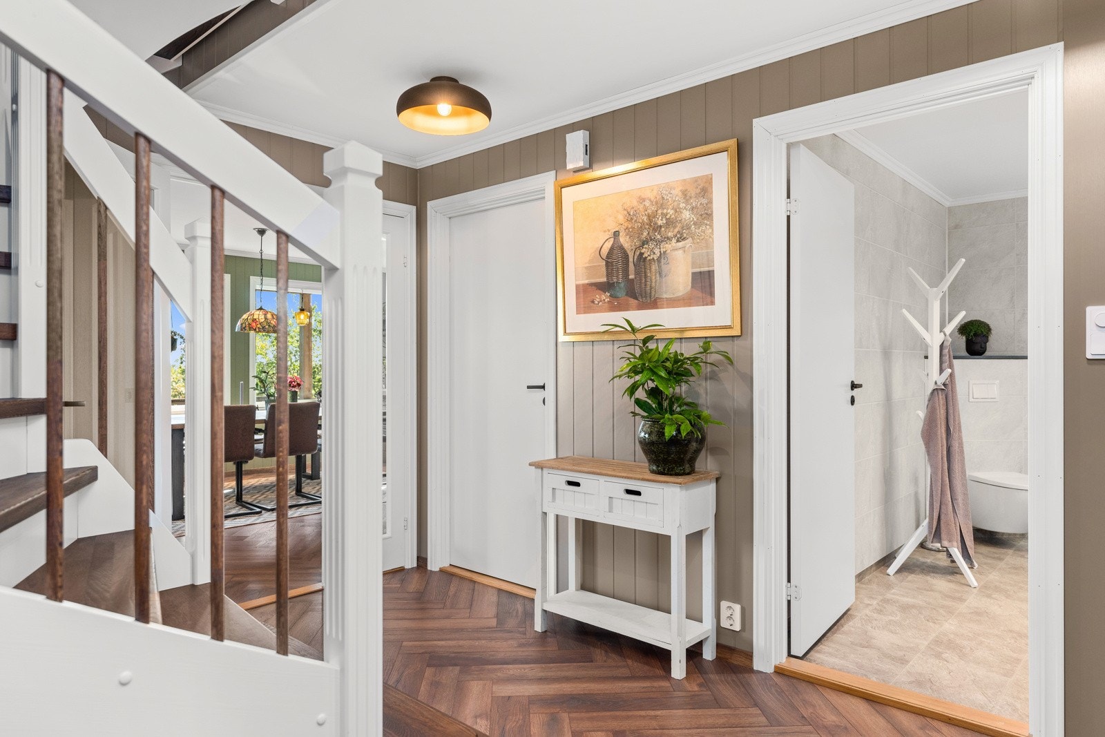 I gangen er det bad og vaskerom (dør til venstre i bildet) Galleribilde