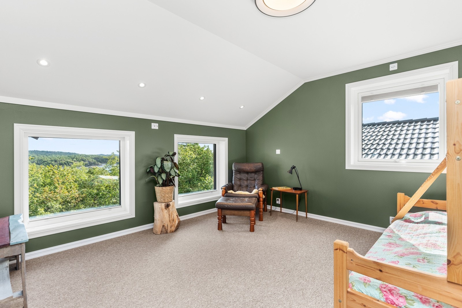 Soverom 3, "det grønne rommet". Her kan man våkne og se rett ut i naturen... Galleribilde