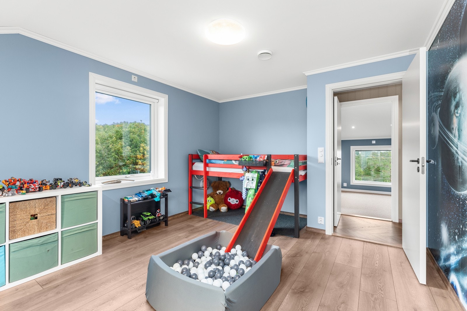 Soverom 5, også her er det solskjerming i vinduene Galleribilde