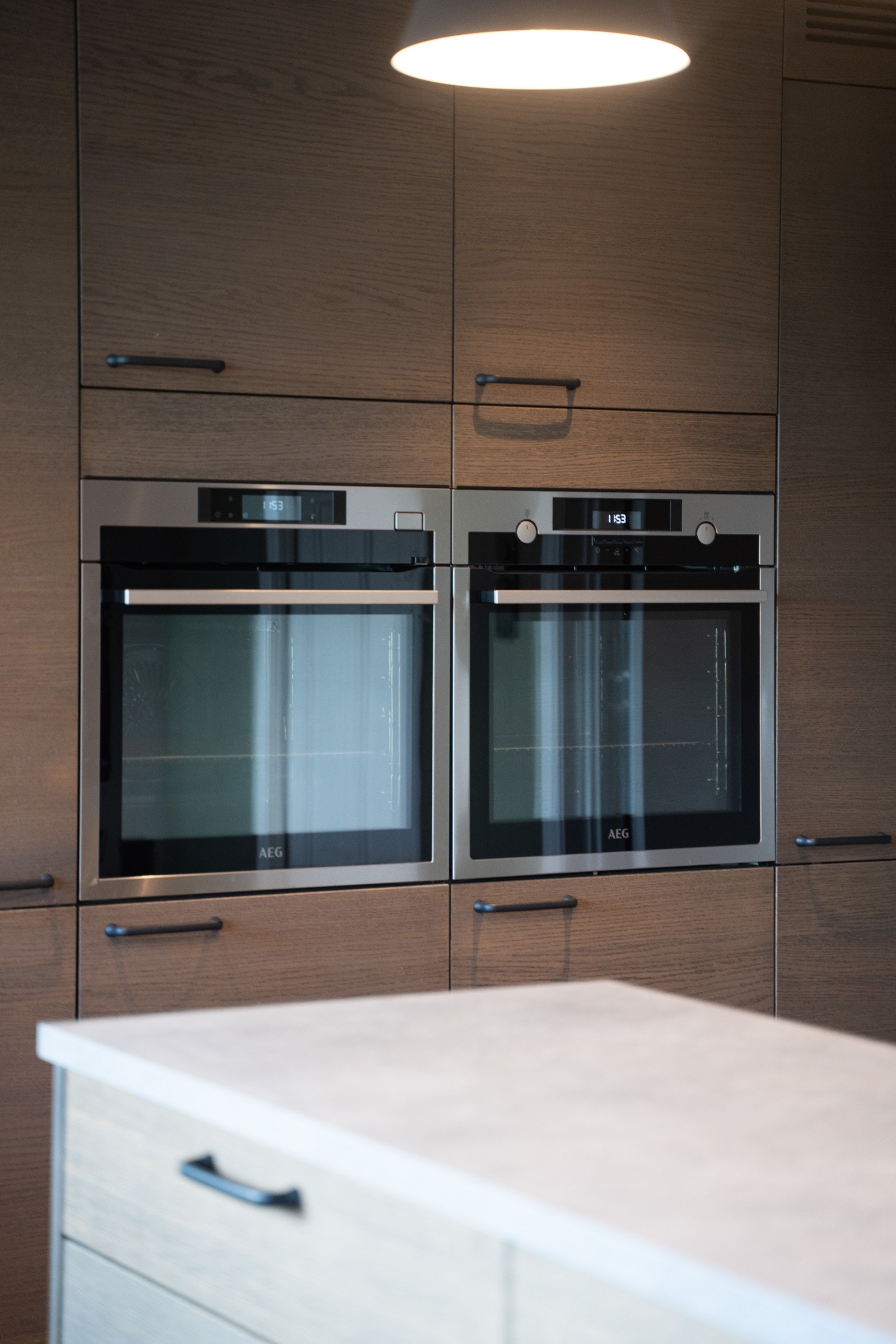 Kjøkkenet er utstyrt med to stekeovner hvorav den ene er damp med damprengjøring og den andre har pyrolyserengjøring Galleribilde