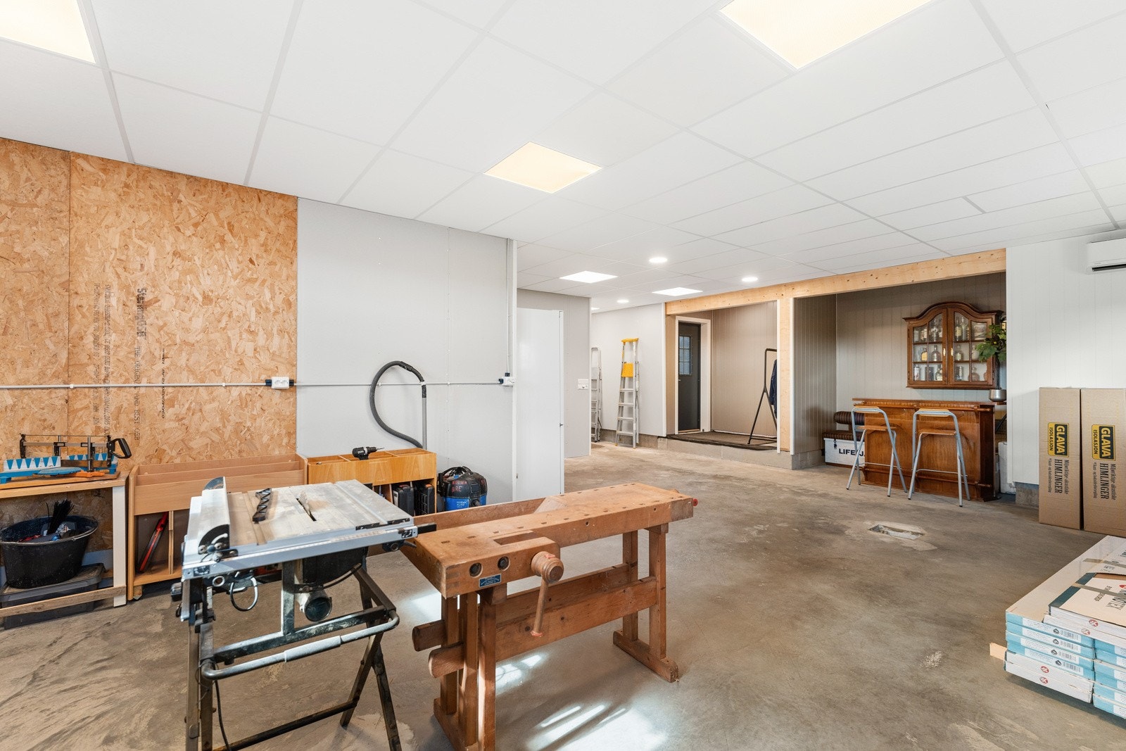 Videre inn fra garasjen er det verksted, teknisk rom og sportsbod Galleribilde