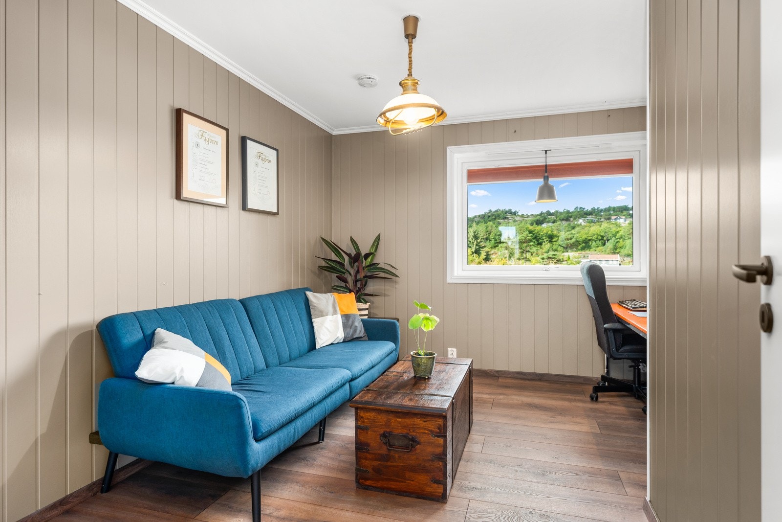 Kontor/soverom, også her det integrert solskjerming i vindu Galleribilde