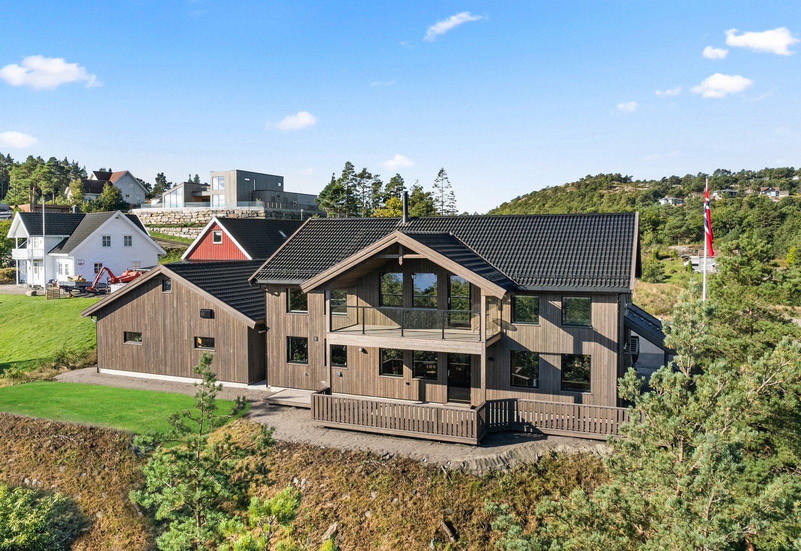 Mulighet for å anlegge gressplen, se prosjektert her. Neste bilde er slik det er i dag. Galleribilde