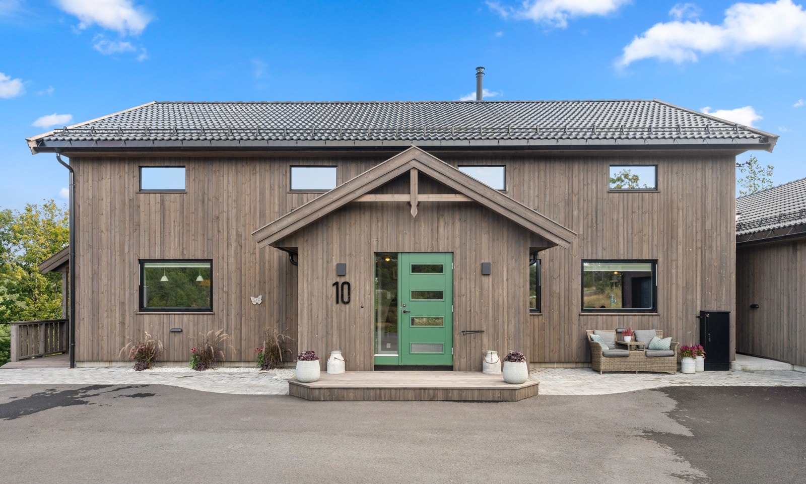 I bakken (under belegningsstein) er det snøsmelting mellom inngangspartiet på boligen og garasjen. Galleribilde
