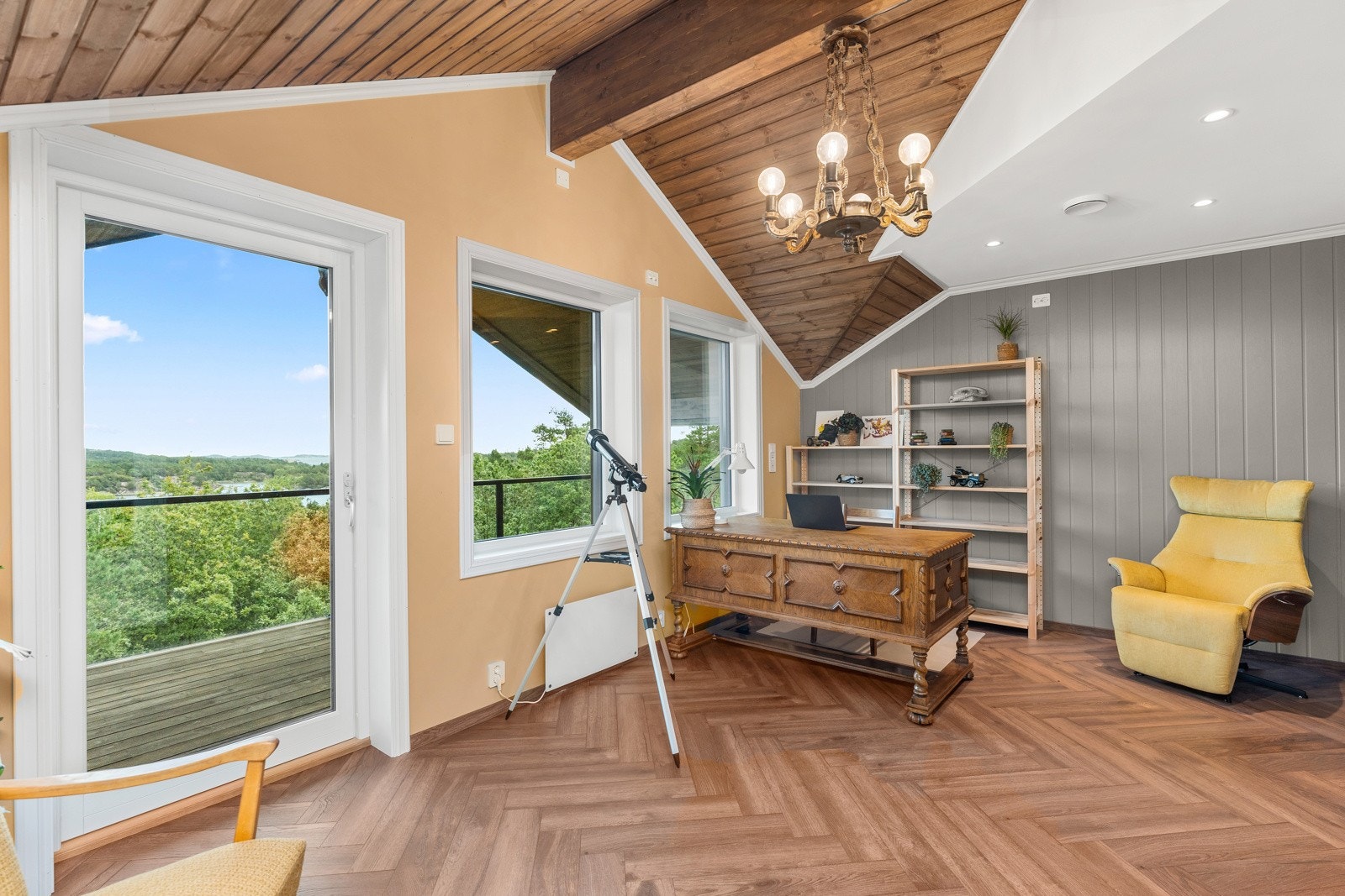 Soverom 2/loftstue med utgang til veranda. Herfra er det nydelig sjøutsikt Galleribilde