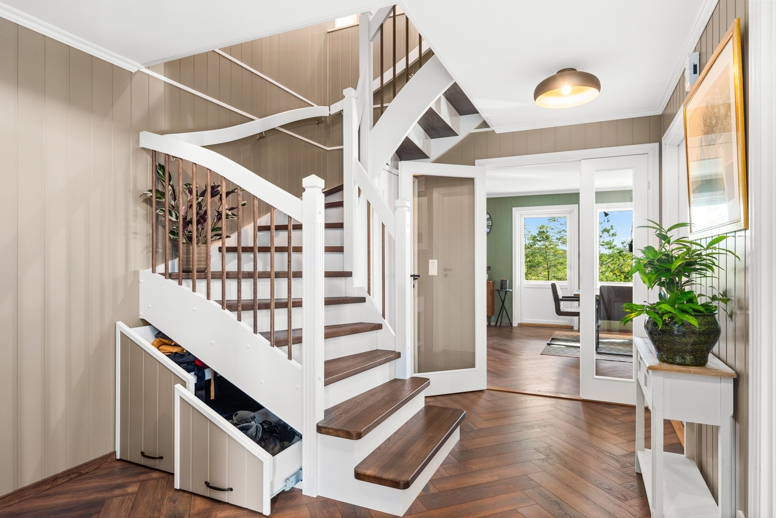 Hulrommet under trappen er utnyttet med skuffer og bod. Boden har dør under trapp. Vi går rett frem og inn i stue/kjøkken rommet Galleribilde