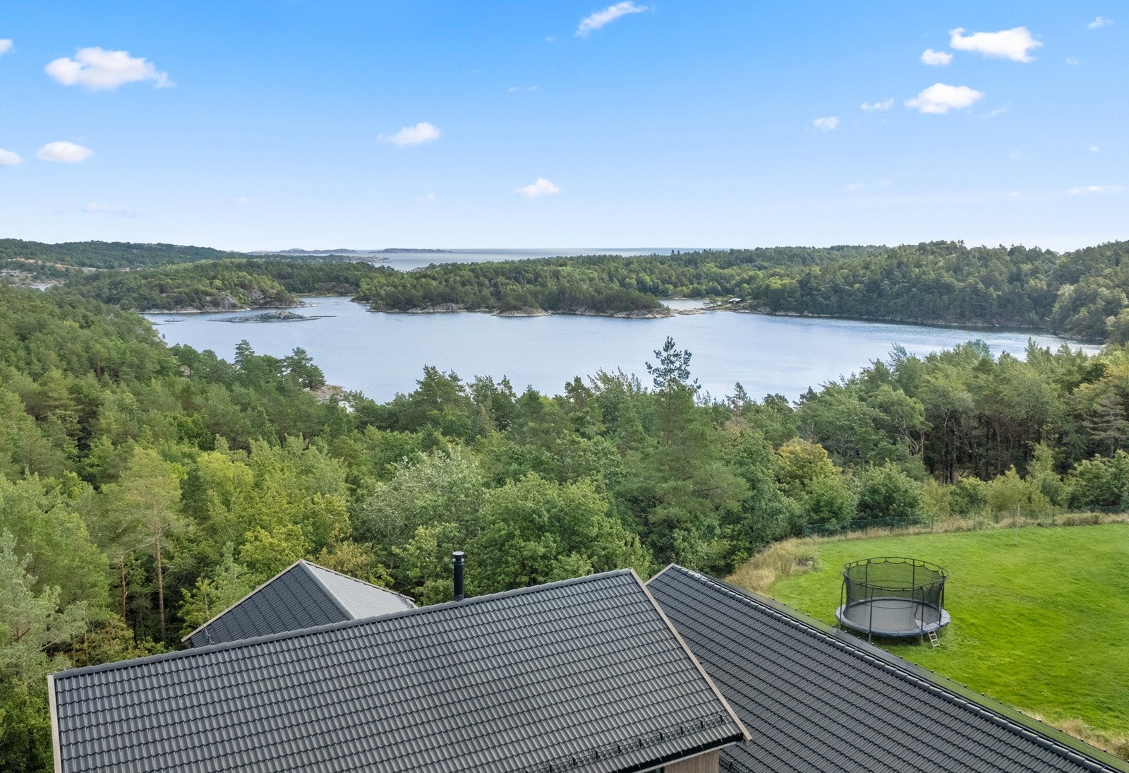 Det er anlagt sti rett i nærheten ned til Selvågen som er avbildet her Galleribilde