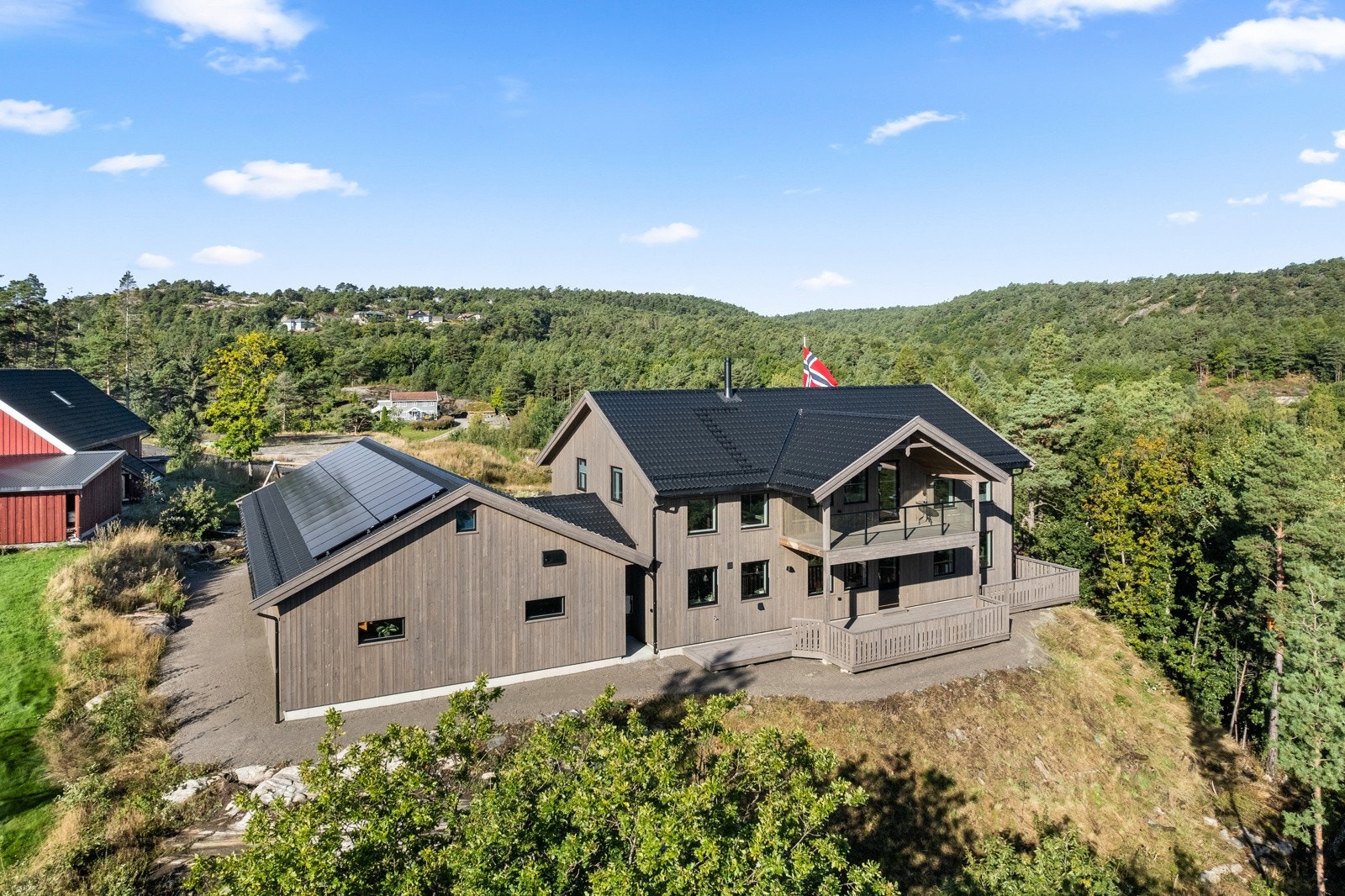 Solcellene på garasjetaket mer enn halvverer strømkostnader i løpet av et år med hjelp av smarthusets funksjoner Galleribilde