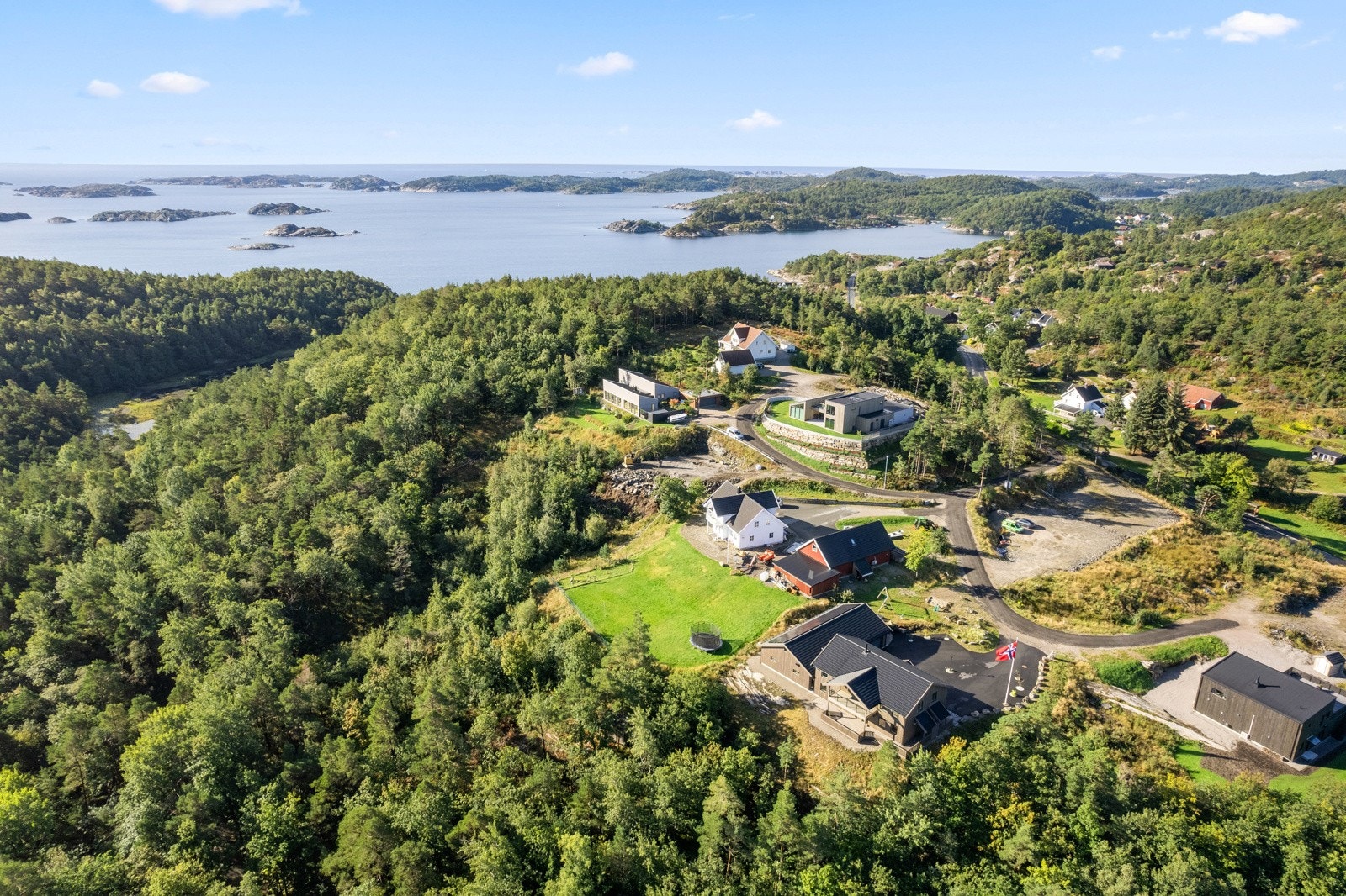 Her bor man landlig til, med sjøen like i nærheten Galleribilde