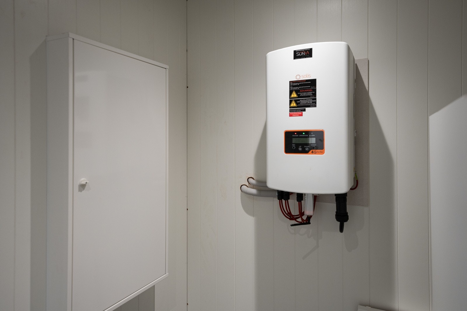 Solcelleinverter, denne er plassert i teknisk bod i garasje Galleribilde