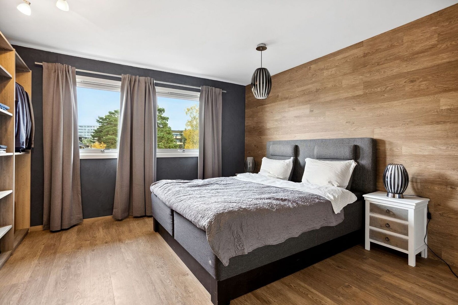 Stort hovedsoverom med god plass til dobbeltseng og nattbord. Det er montert eksklusivt garderobeskap fra Rival Galleribilde