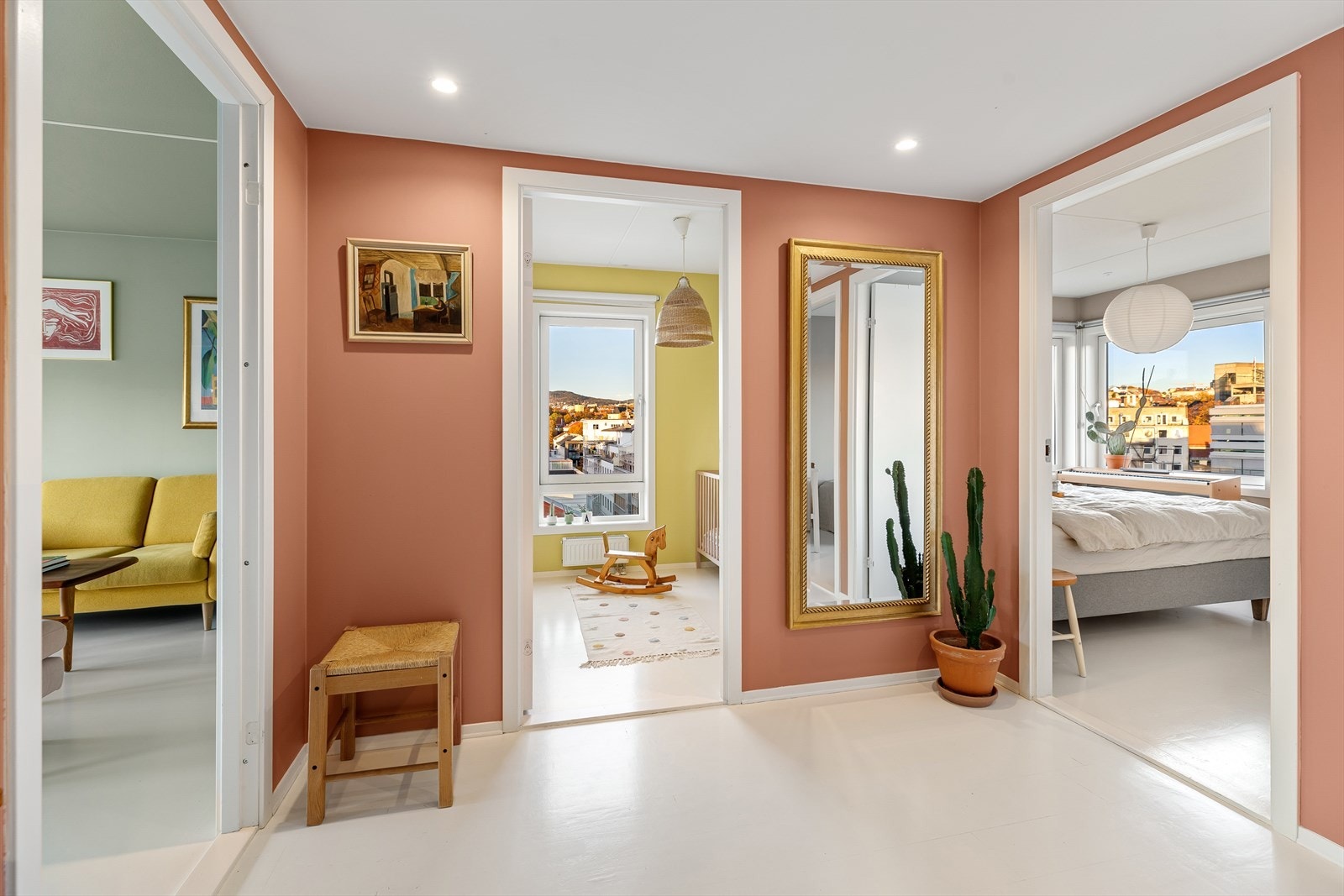 Boligen har en meget innbydende entré, med enkel adkomst via heis fra bakkeplan. Galleribilde