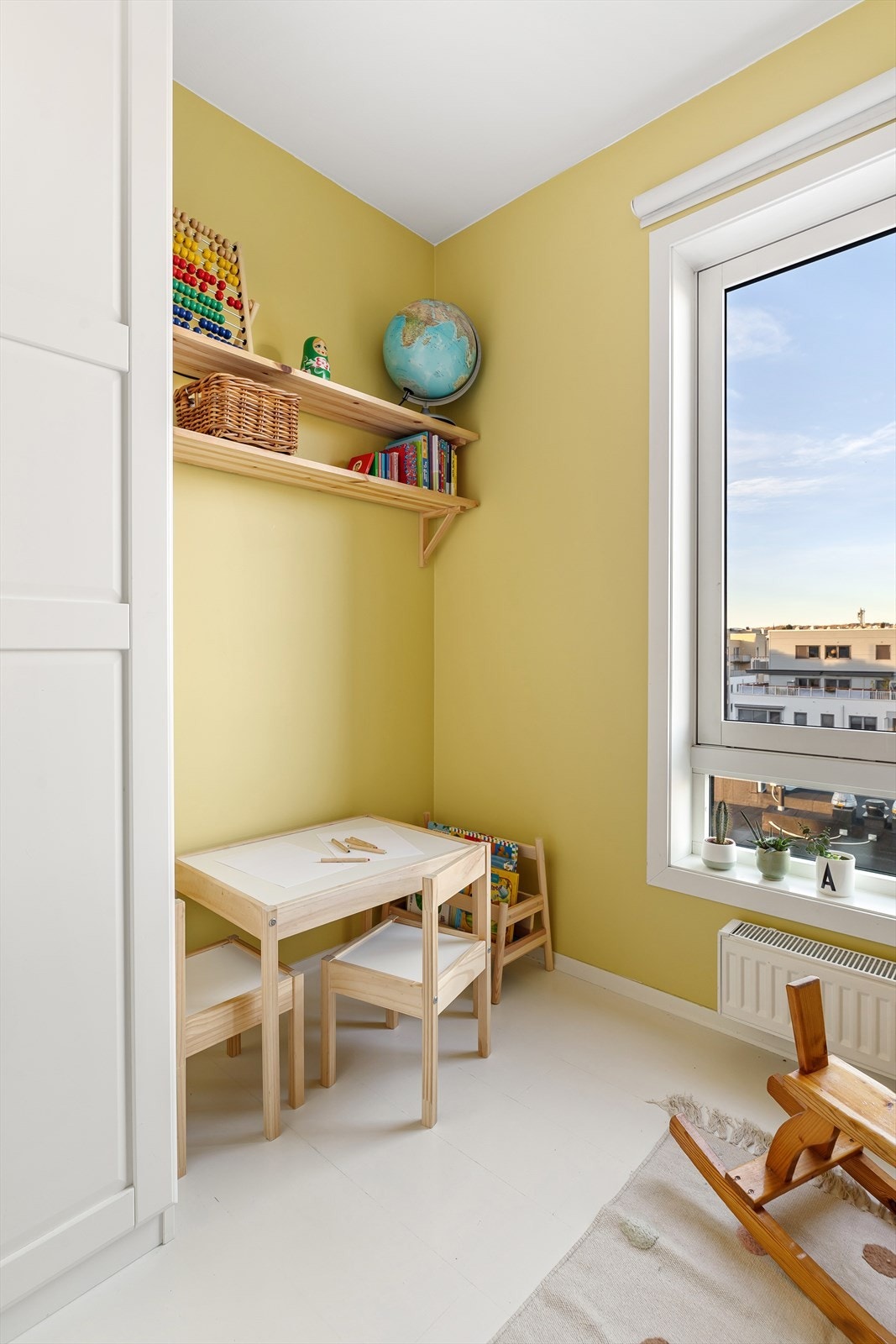 Det ene rommet er i dag blitt benyttet som barnerom, og har plass til seng, nattbord, garderobeløsning og skrivebord. Galleribilde