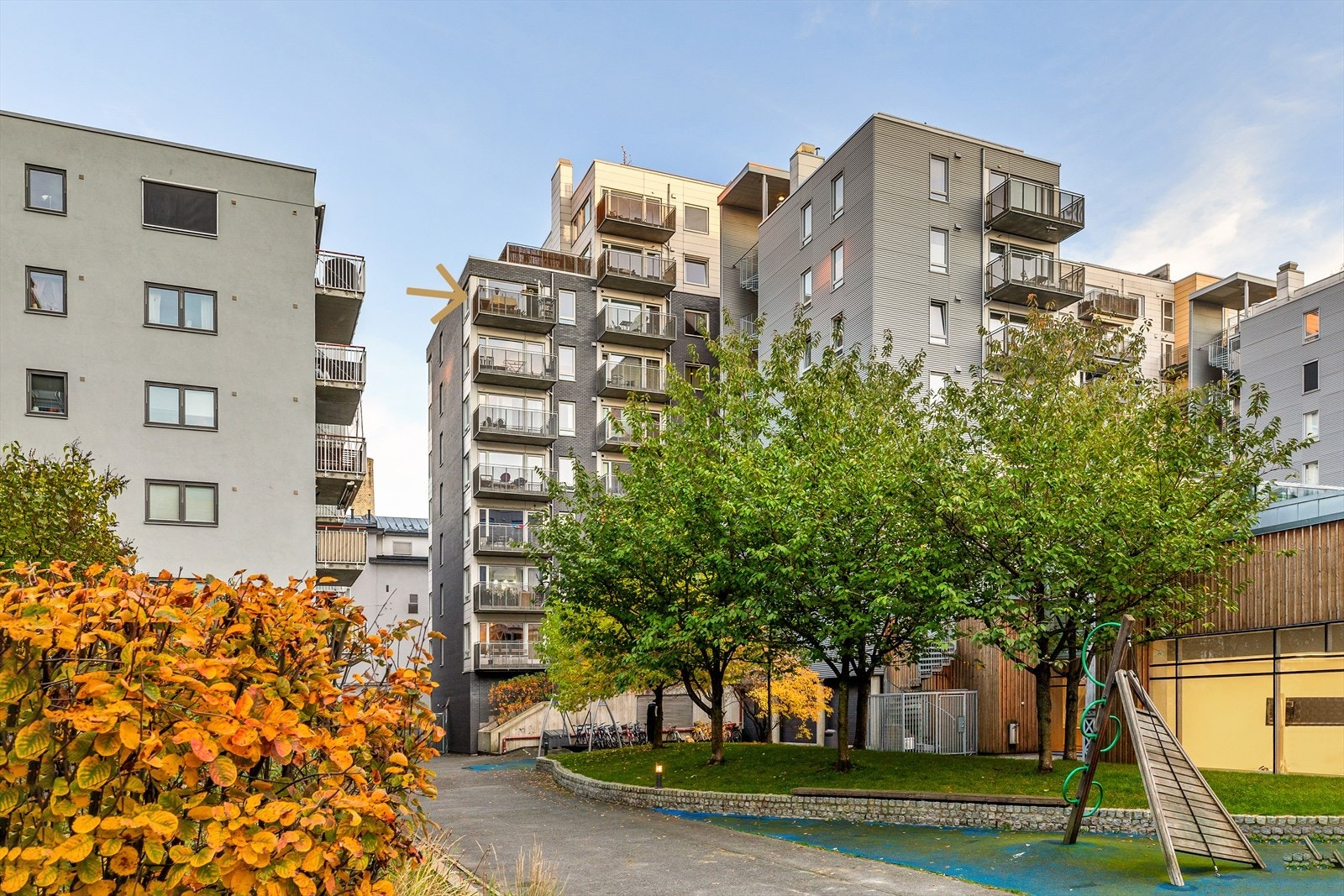 Fine uteområder utenfor boligblokken Galleribilde