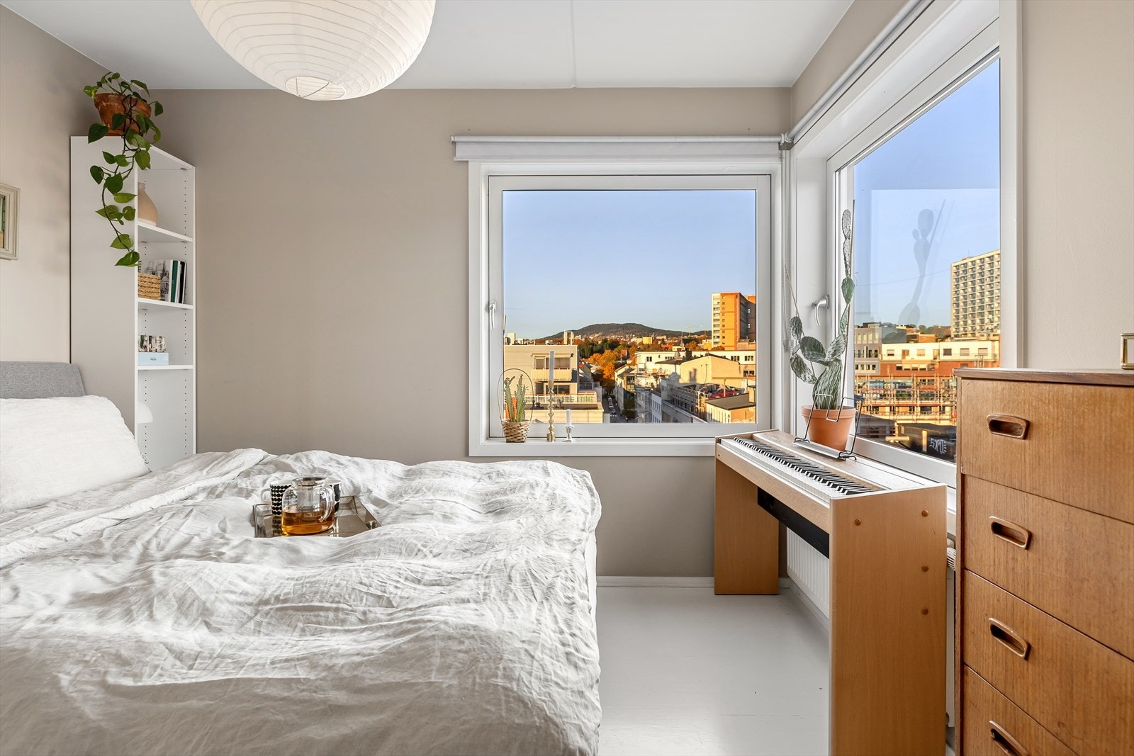 Rommet har to store vinduer uten innsyn, med fin og åpen utsikt mot byen. Galleribilde