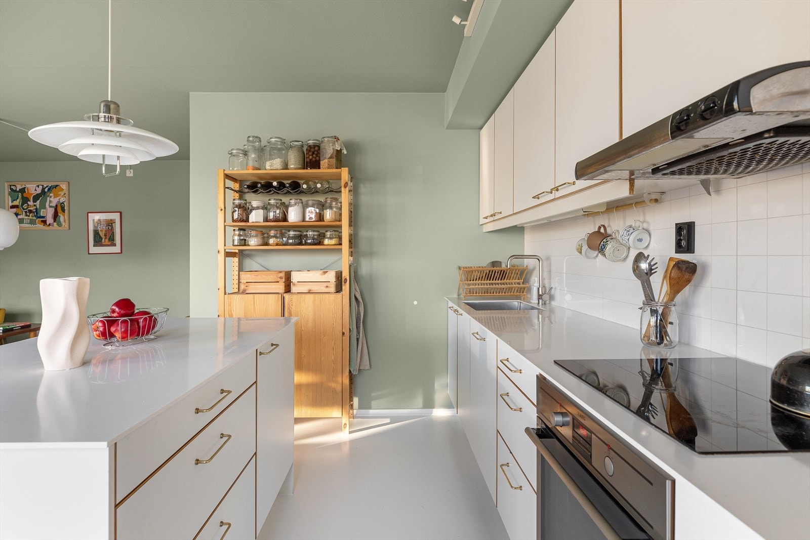 Det er satt inn integrerte hvitevarer de siste årene. Kjøle-/fryseskap, oppvaskmaskin fra Siemens, ovn og platetopp for en helhetlig finish. Galleribilde