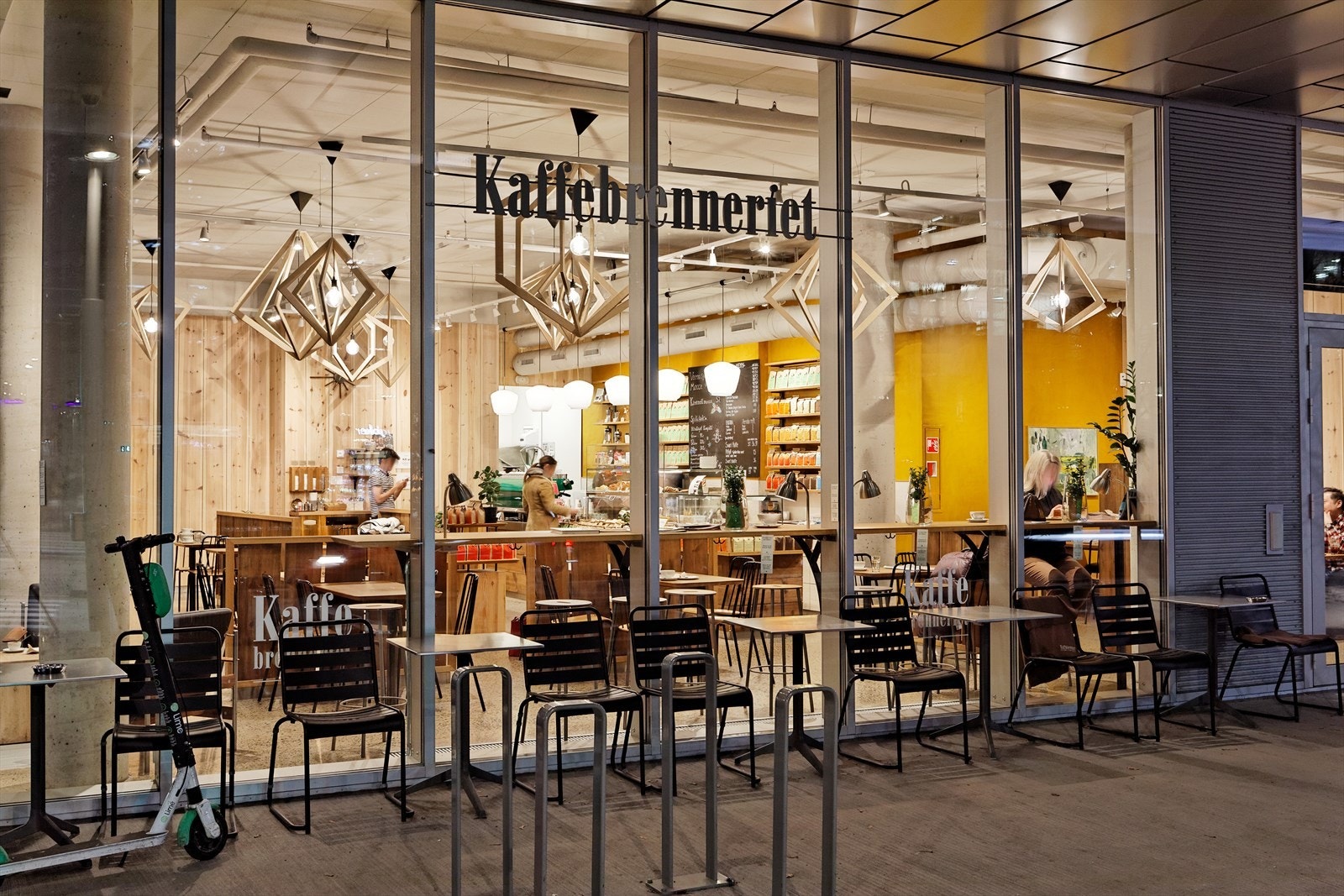 I området Barcode/Bjørvika finner du det meste, og det er godt tilbud av kaféer, restauranter og utesteder. Galleribilde