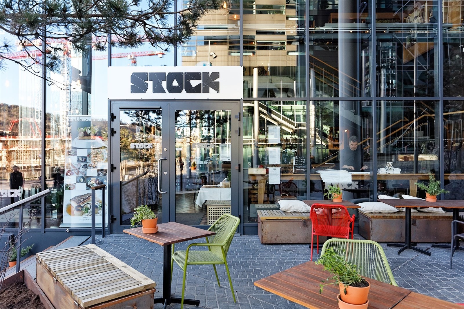 Her finner du flere svært velkjente restauranter, som Stock, Varemottaket, Vaaghals, Maaemo, Brasserie Rivoli, Koie Ramen mm. Galleribilde