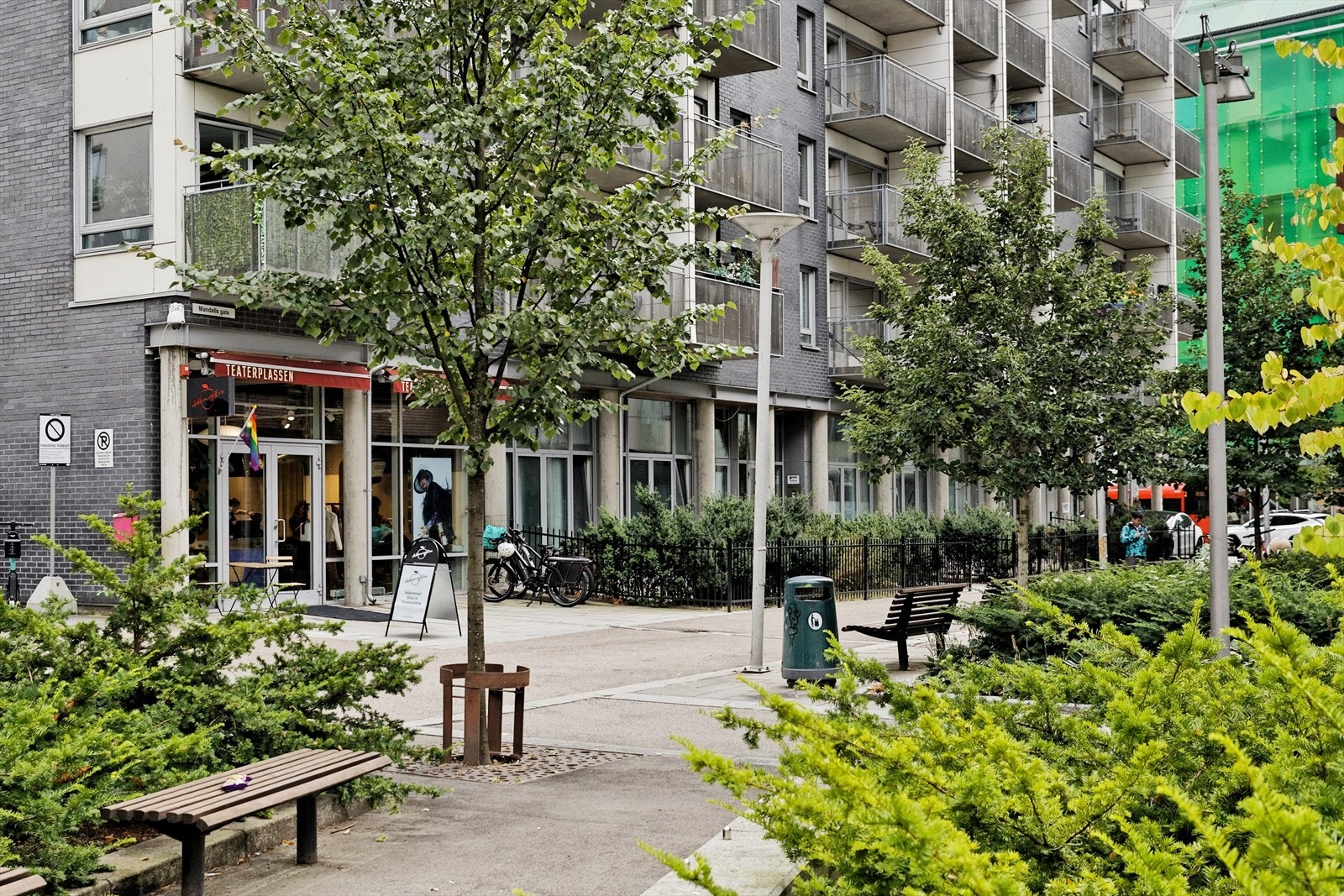 På Teaterplassen finner du et bredt utvalg av barer og spisesteder, som f.eks. Oslo Mekaniske og Mad Goat. Galleribilde