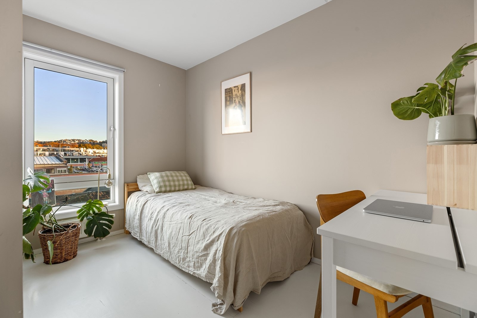 Det siste rommet benyttes som gjesterom/kontor, og er innredet med seng og skrivebord. Galleribilde