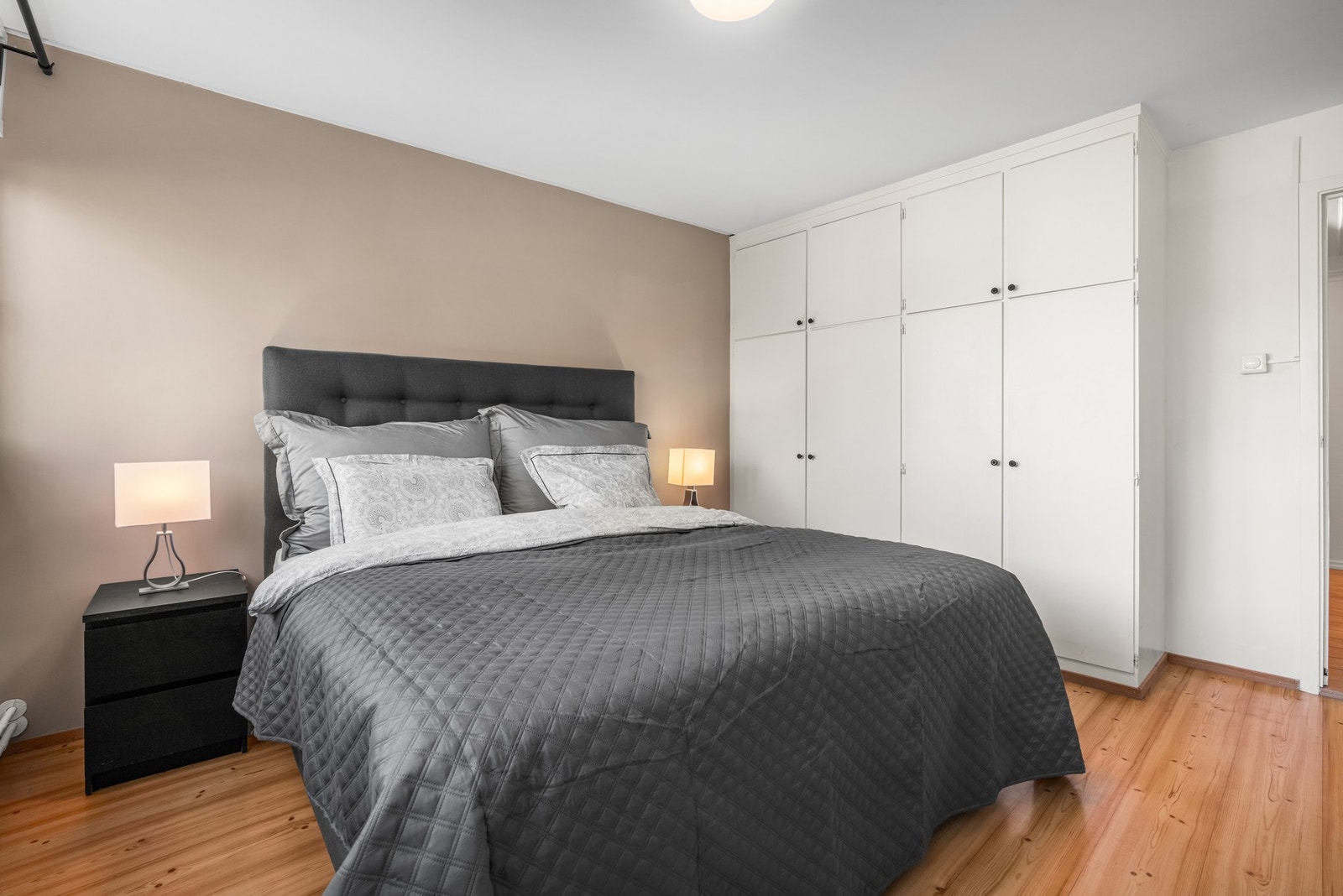 Originale plassbebygd garderobeskap med malte fronter. Galleribilde