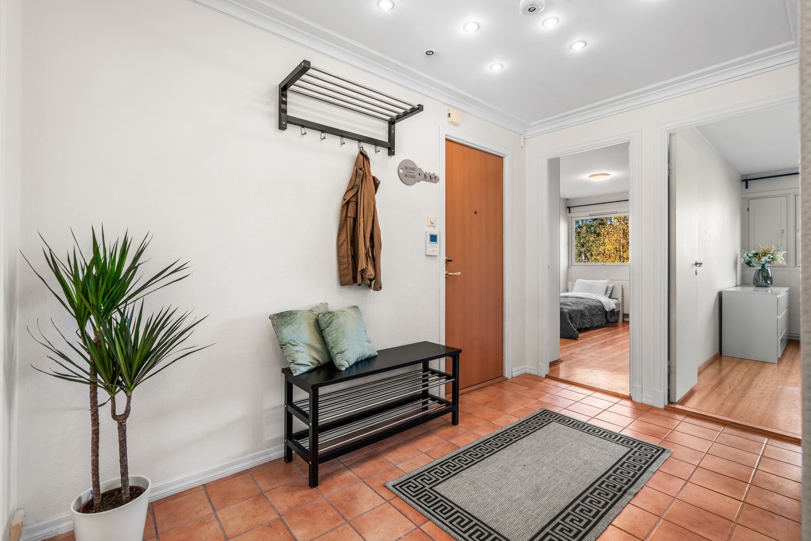 Gulvfliser av typen "Terrakotta", hvite veggflater og downlights i himling. Galleribilde