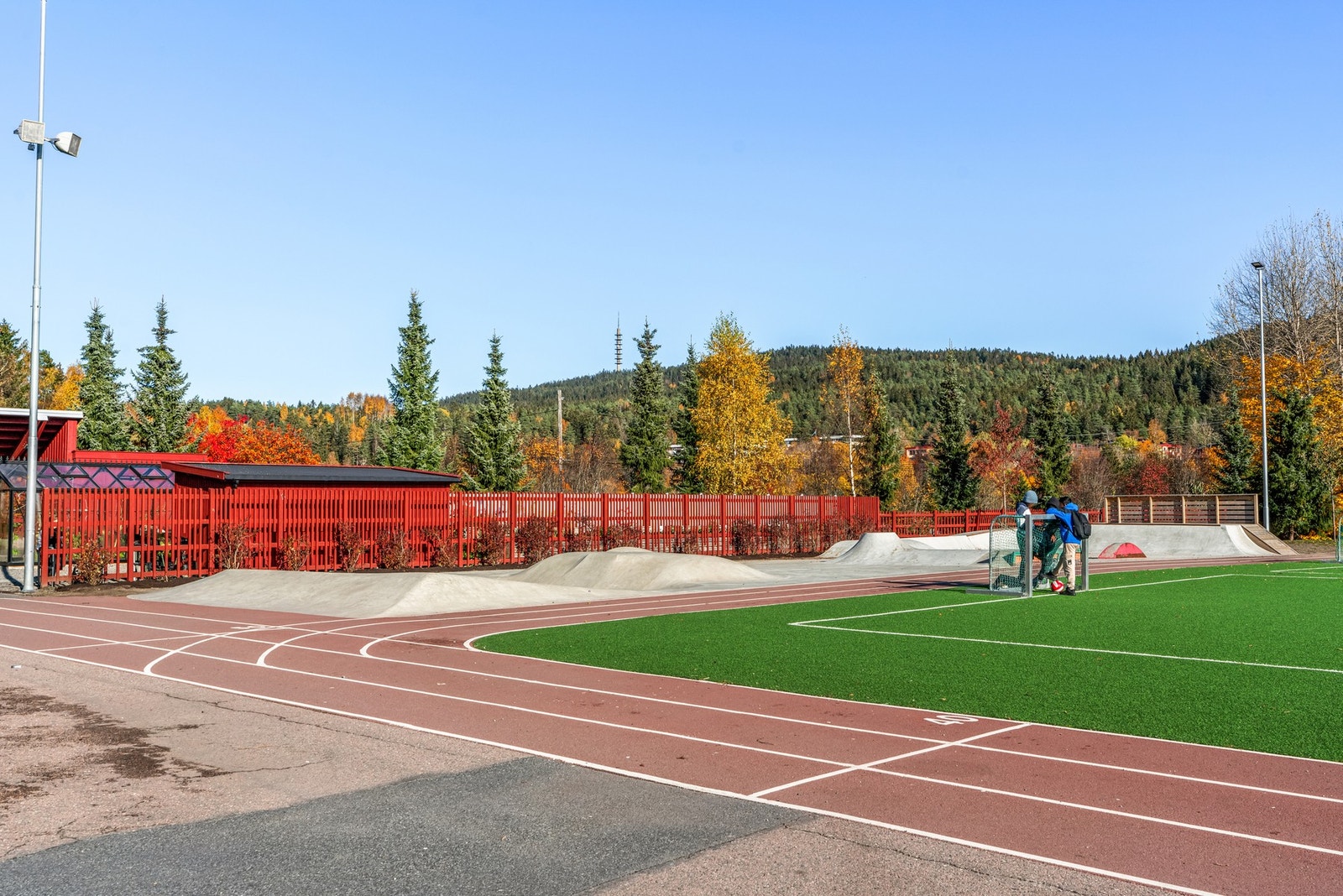 Det er mange idrettsarenaer i området. Samt Lillomarka Arena med bl.a. preppet skiløype på vinteren og agility trening for hunder. Galleribilde