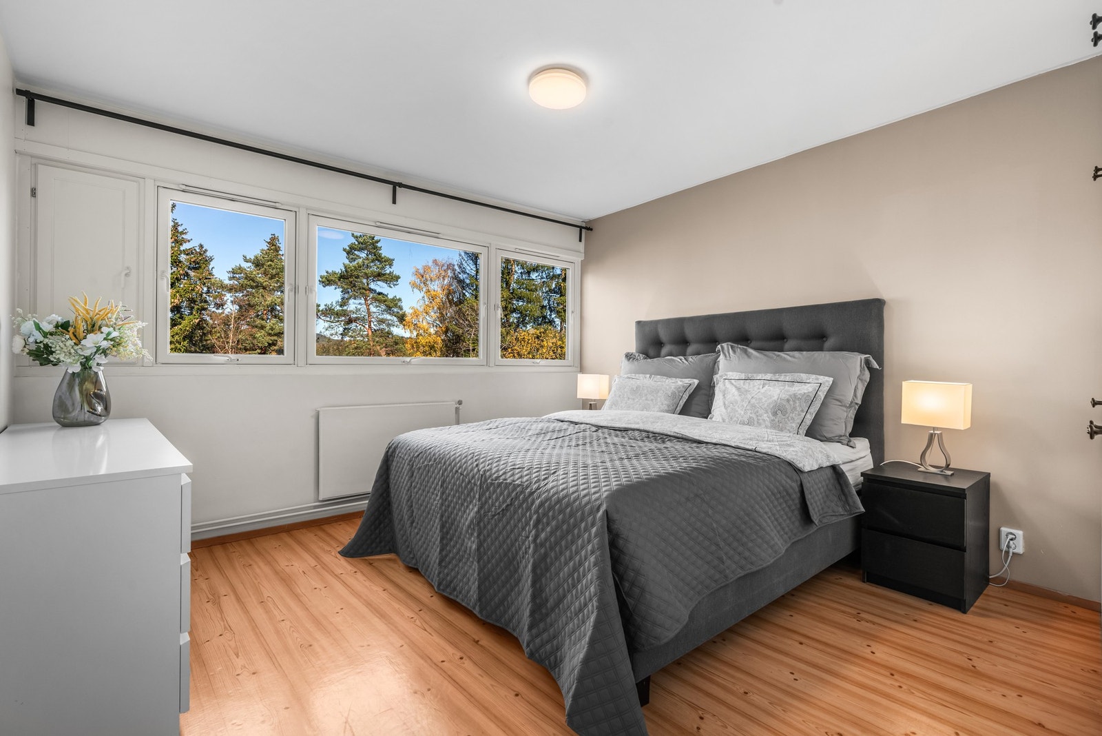 Hovedsoverom har en meget god utforming. Plass til seng av ønsket størrelse og nattbord på hver sin side av sengen, kommodeløsninger eller kontorpult. Galleribilde