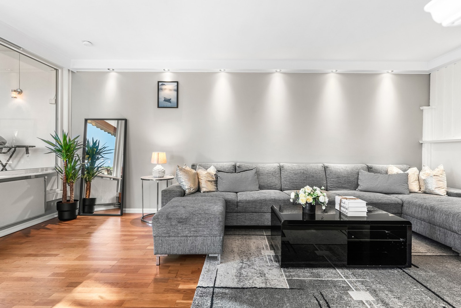 Det er plass til et ganske stort sofa og tv-hjørne. Galleribilde