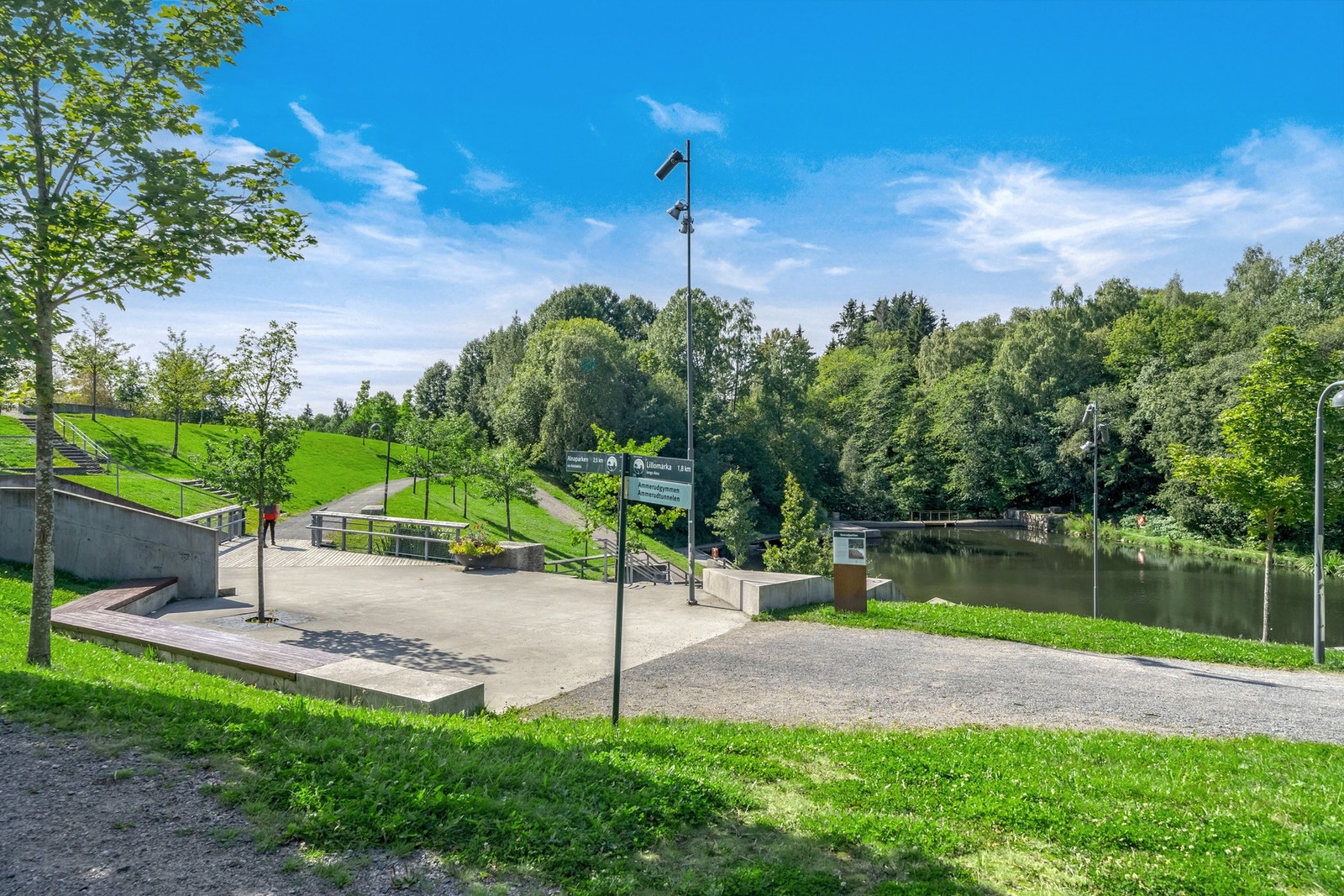Det går flere gode sykkel- og turstier rett utenfor som fører til fine parker og samlingsplasser. Galleribilde