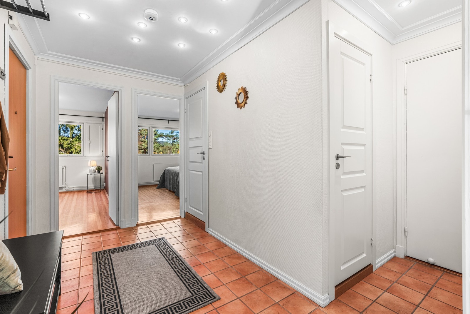 Stor gang med god plass til knaggrekker, skohyller og sittebenk eller garderobe/ kommodeløsning. Galleribilde