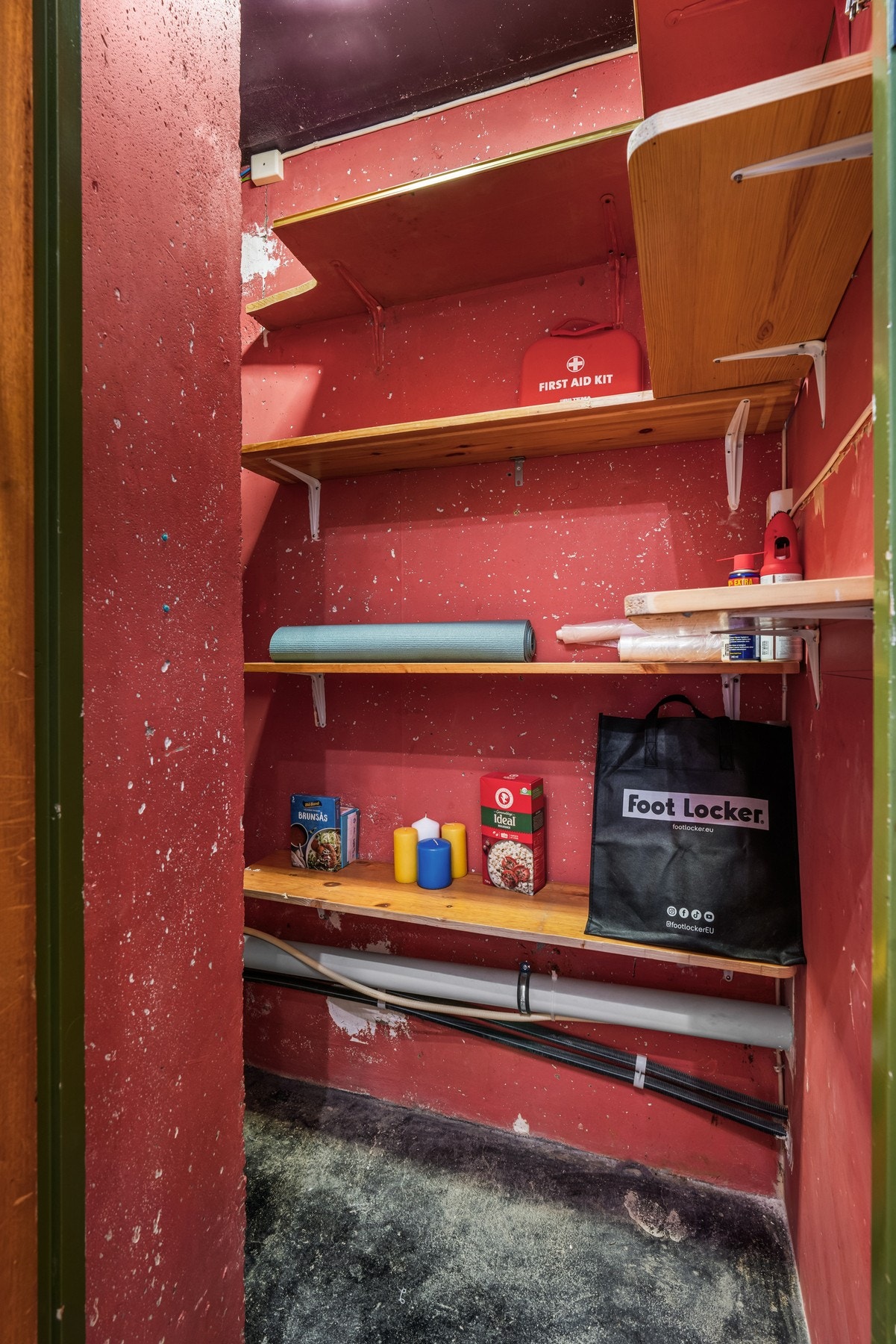 Praktisk innvendig bod som kan bli walk-in/ garderobe, matbod og oppbevaringsplass til alt du ikke vil se til daglig. Galleribilde