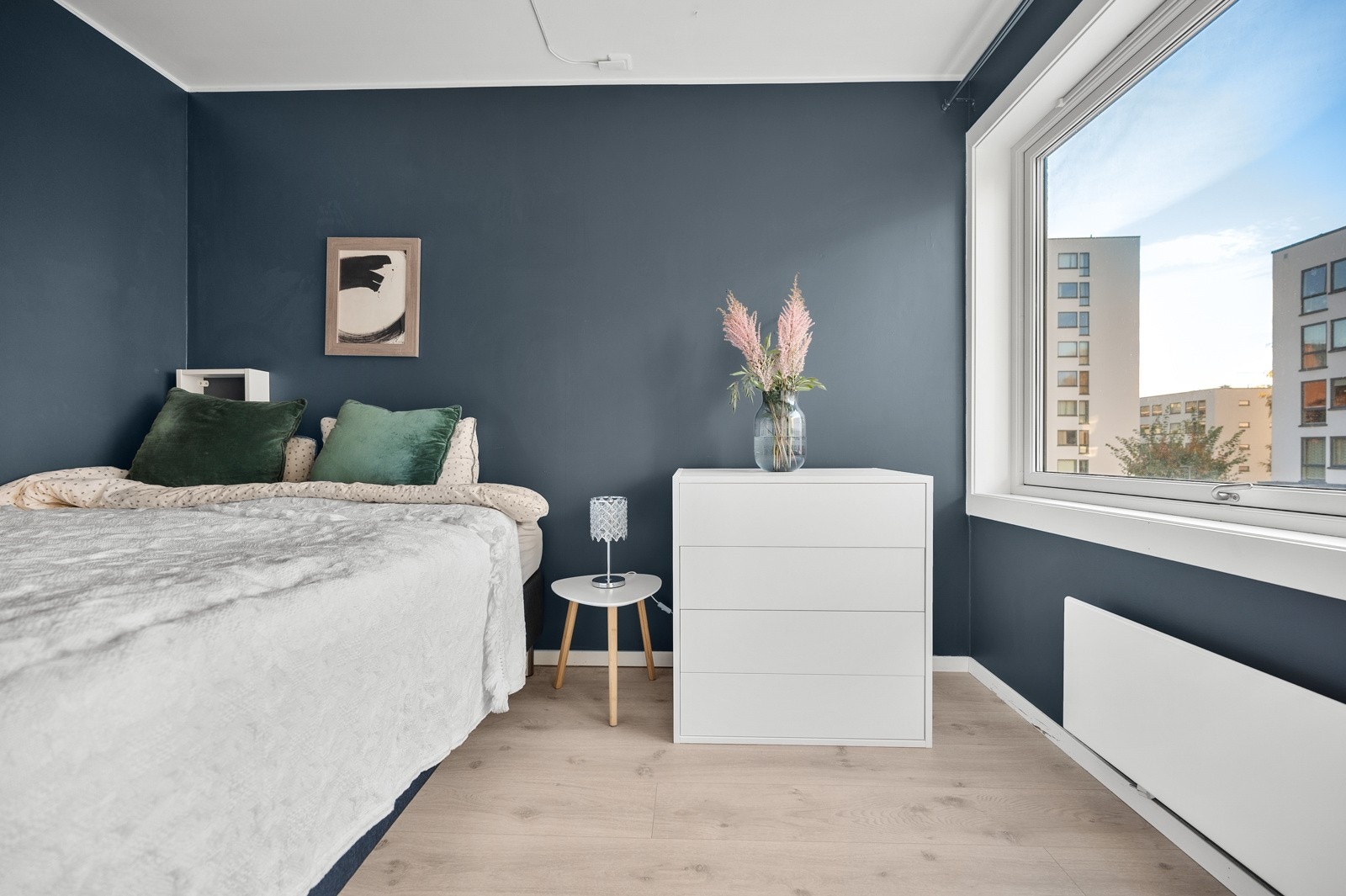 Hovedsoverom malt i en lun og avslappende blåfarge. Galleribilde