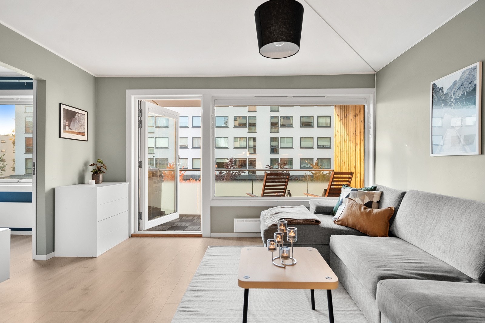 Store vindusflater sørger for rikelig med naturlig lys i leiligheten. Galleribilde