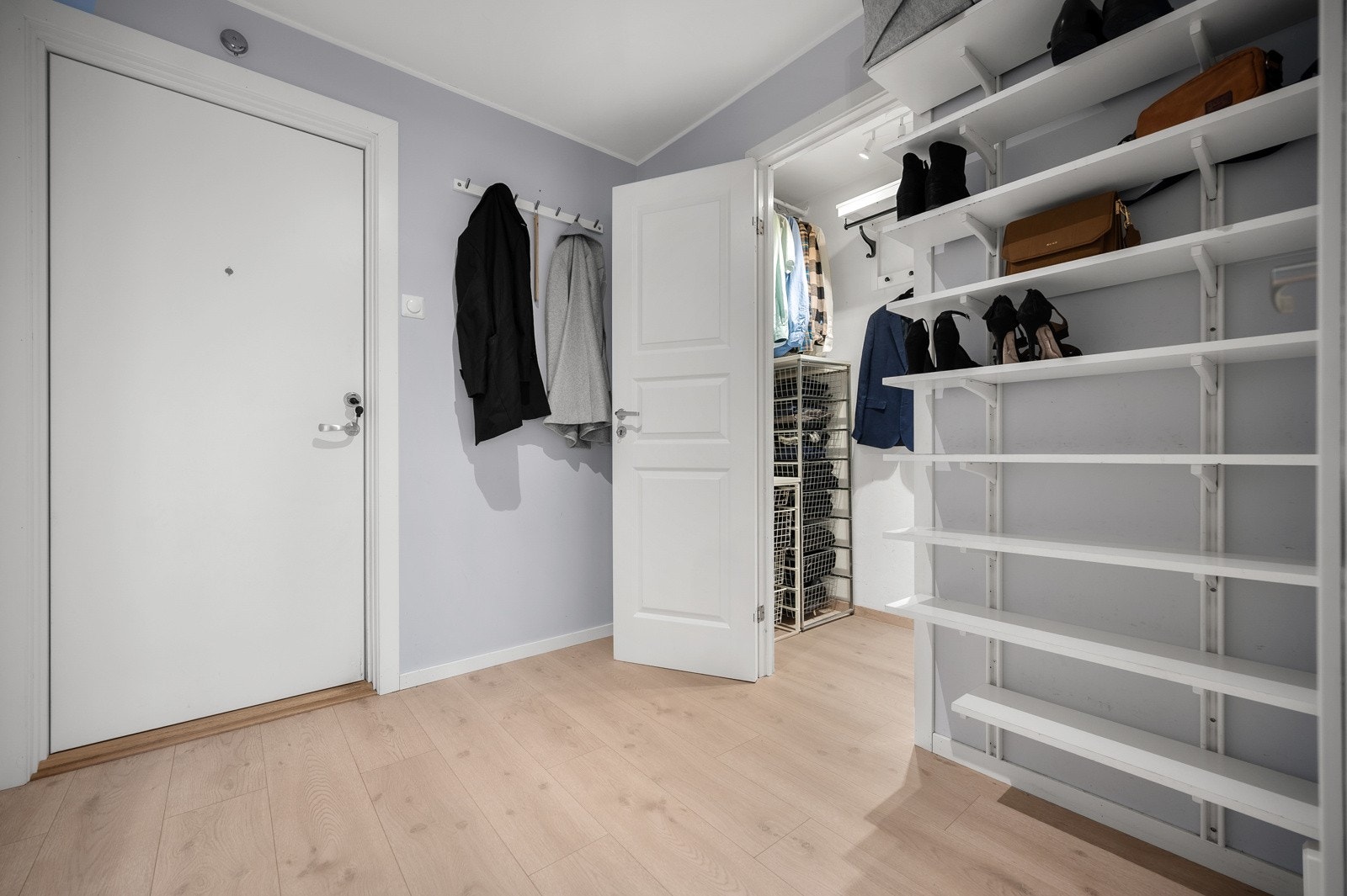 Romslig entré med callinganlegg. Galleribilde