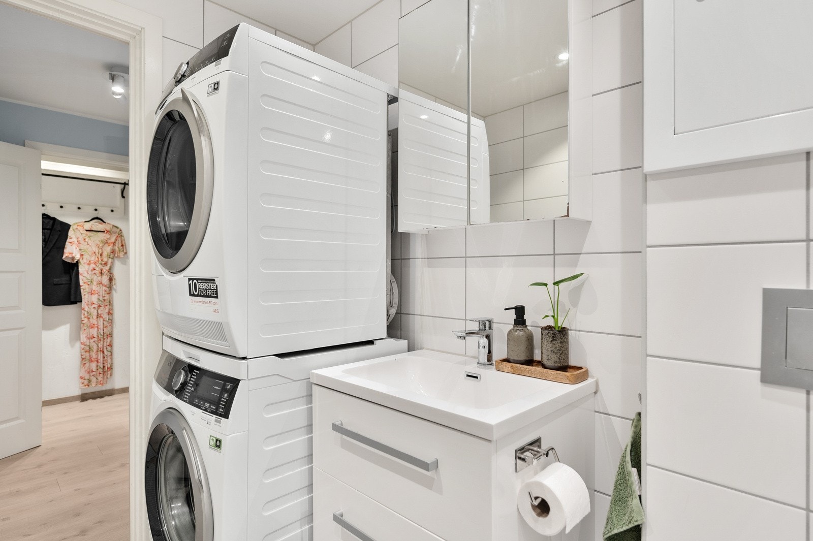 Det er opplegg for vaskemaskin og tørketrommel på badet. Galleribilde