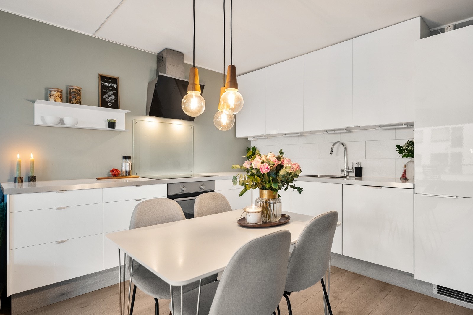 Benkeplate av laminat med nedfelt oppvaskkum i rustfritt stål. Galleribilde