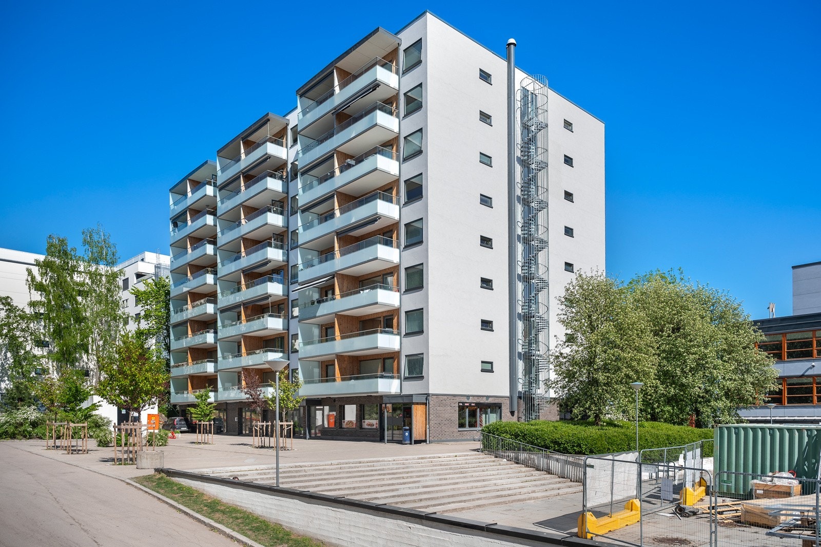 Fasade og inngangsparti. Det er ulike servicetilbud i umiddelbar nærhet på Hovseter Torg. Galleribilde