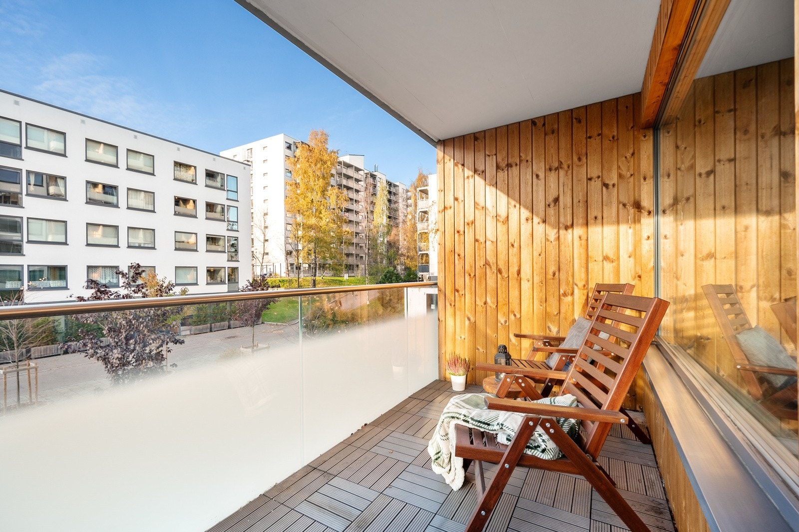 Leiligheten har en stor og vestvent balkong på hele 8 kvm. Her har du god plass til utemøblement. Galleribilde