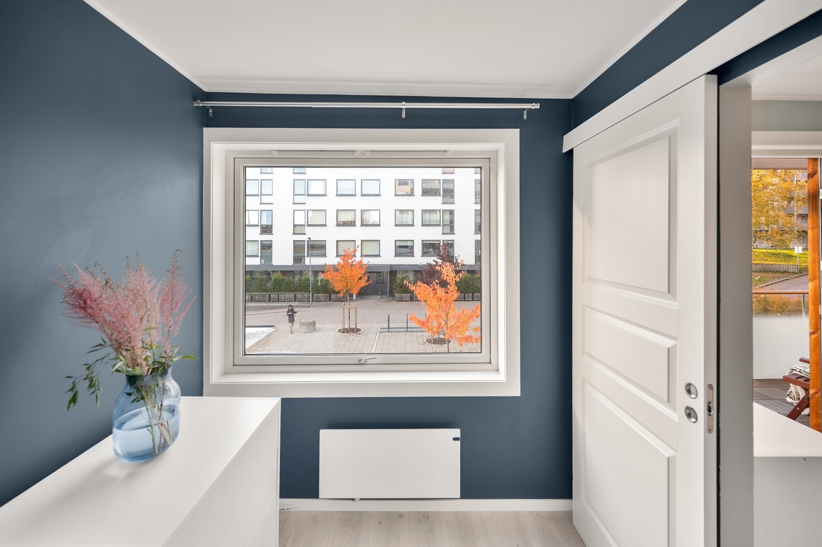 Plassbesparende skyvedørsløsning mellom stue og soverom. Galleribilde