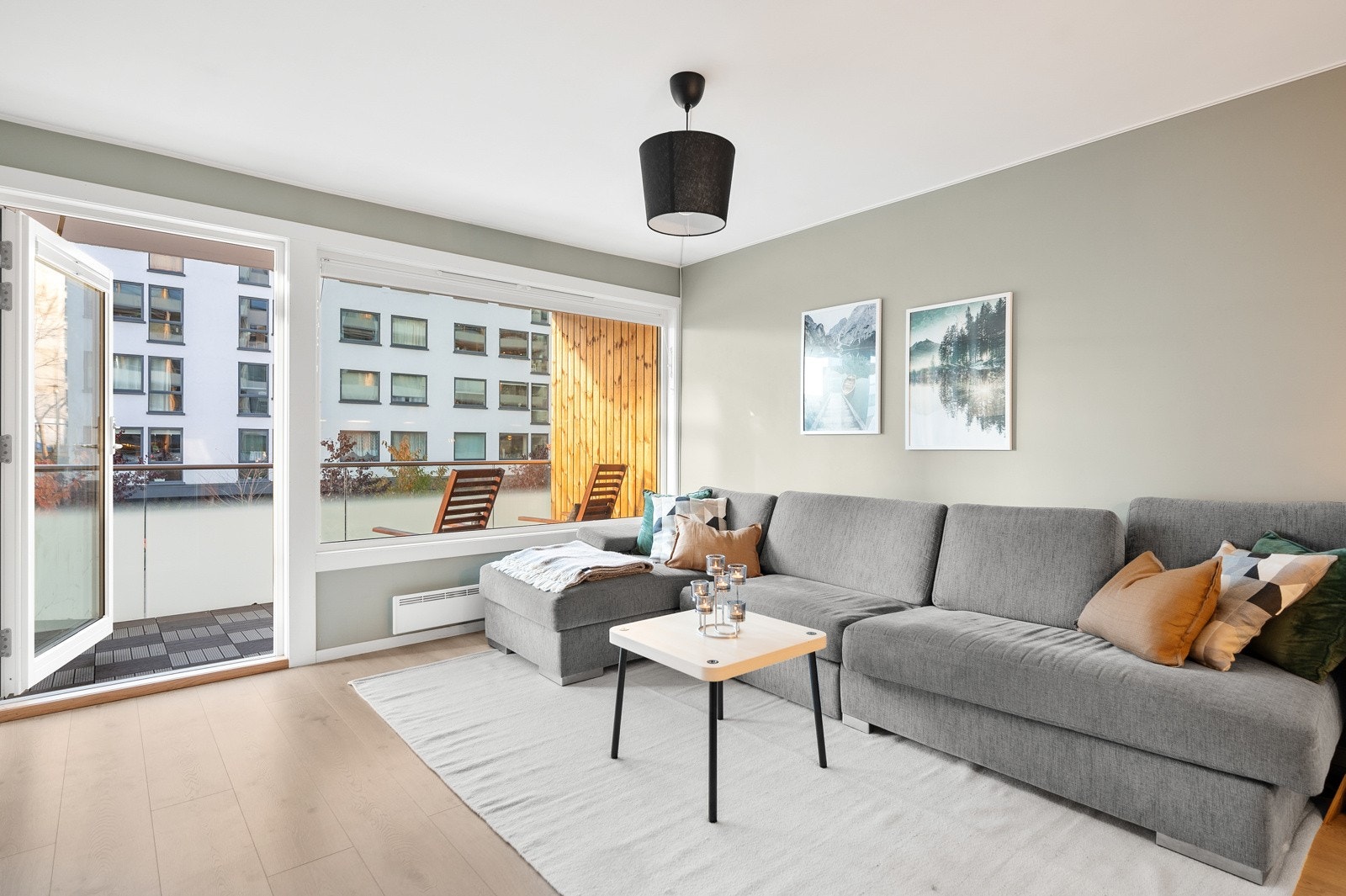 Leiligheten har moderne og lyse fargevalg på vegger. Gulvflater er belagt med slitesterk laminat. Galleribilde