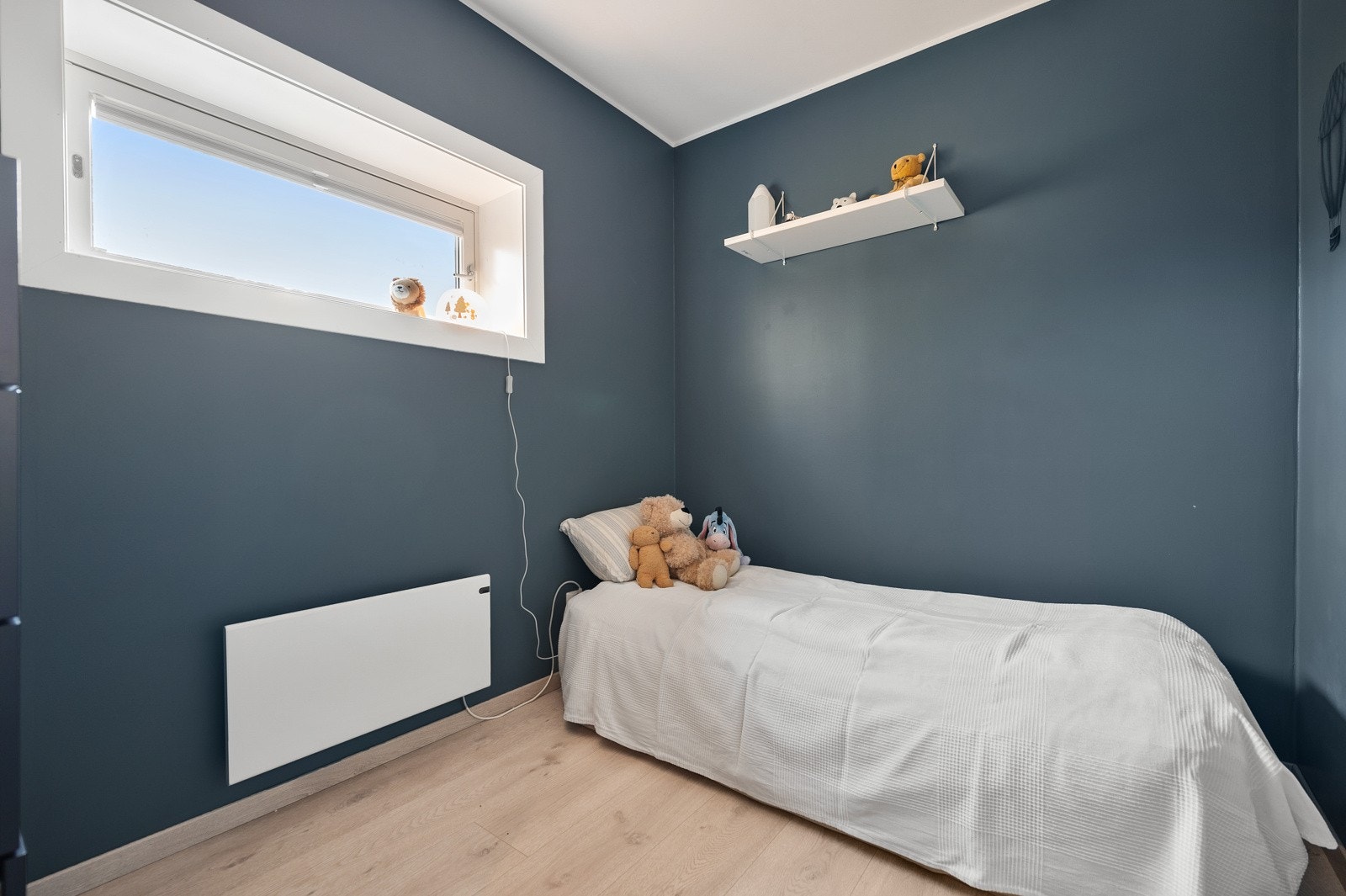 Rom benyttet som soverom 2. Det er satt opp en lettvegg for å dele opprinnelig soverom i 2. Tiltaket er ikke omsøkt. Galleribilde