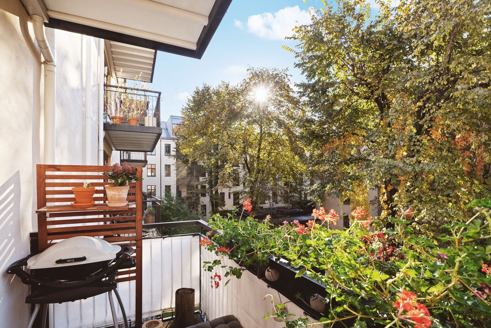 Balkongen er vendt mot en rolig og skjermet bakgård, som gir deg en avslappende atmosfære og frihet fra byens støy Galleribilde