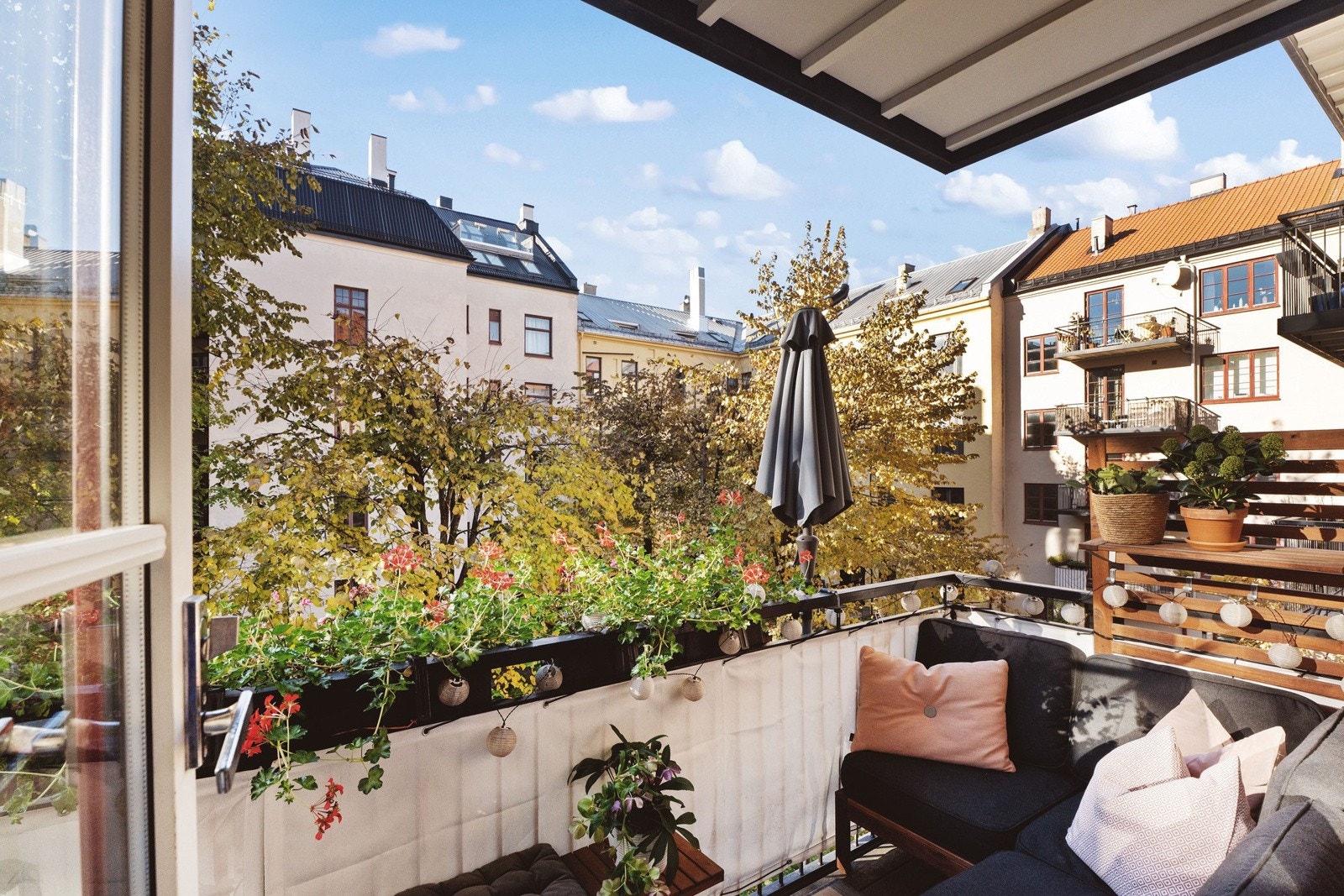 Med god plass til utemøbler kan du skape et hyggelig utendørsrom. Solen står høyt på himmelen om sommeren, så trærne gir lite skygge Galleribilde