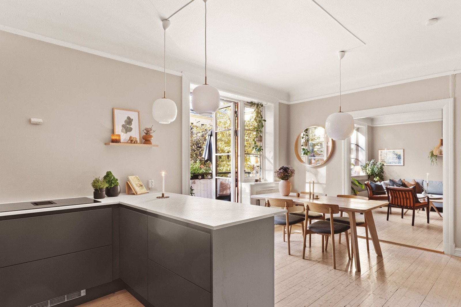 Store arbeidsflater og godt med oppbevaring gir optimal funksjonalitet Galleribilde